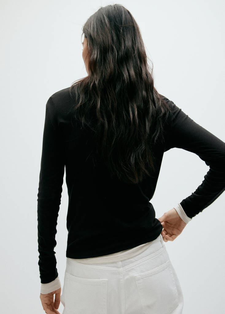Long-sleeved fitted t-shirt — Black