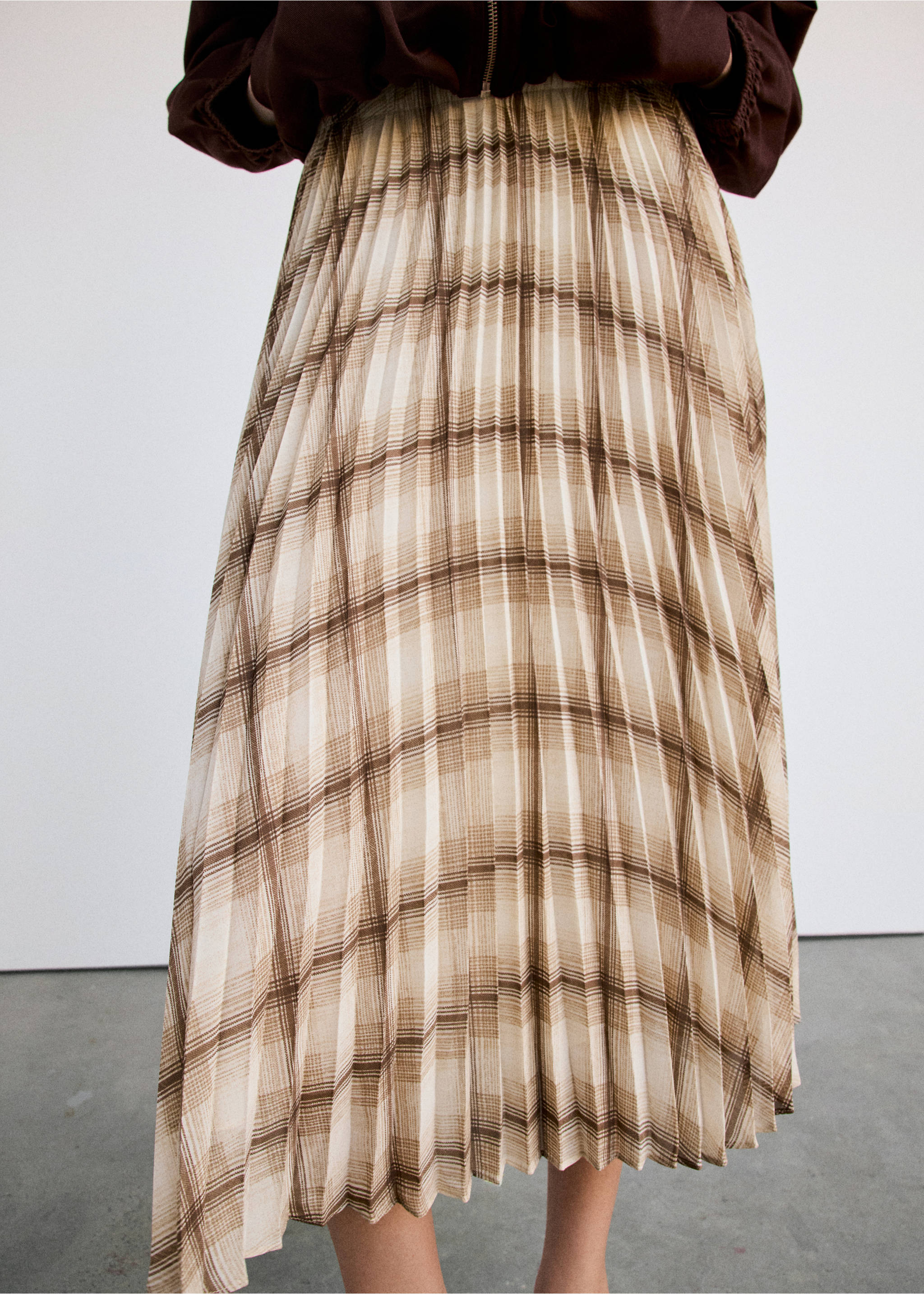 Checked pleated skirt - Details of the article 1, Brown. Ref: 37095860-00.