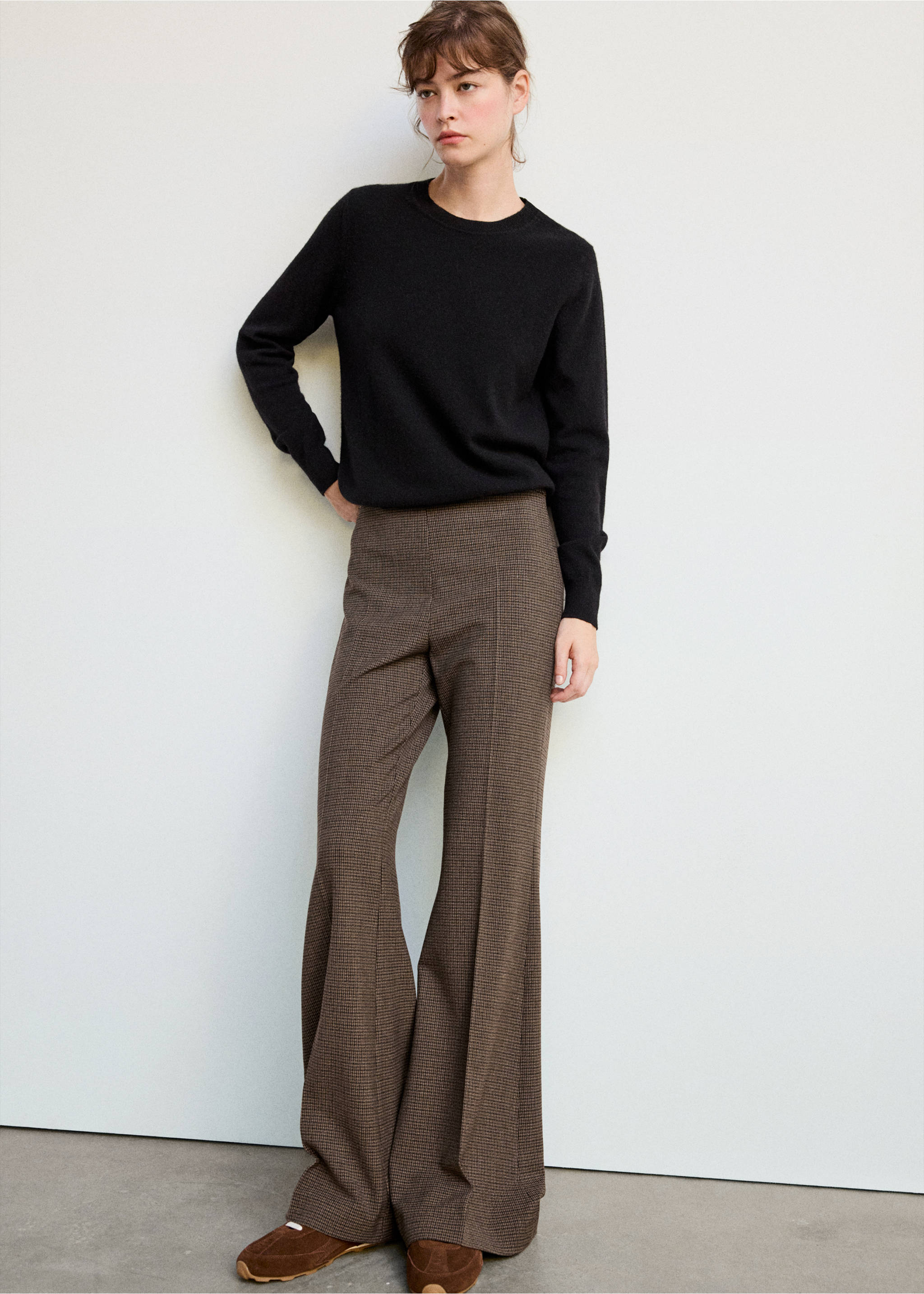 Brown houndstooth trousers with a flared silhouette., Chocolate. Ref: 37095864-02.