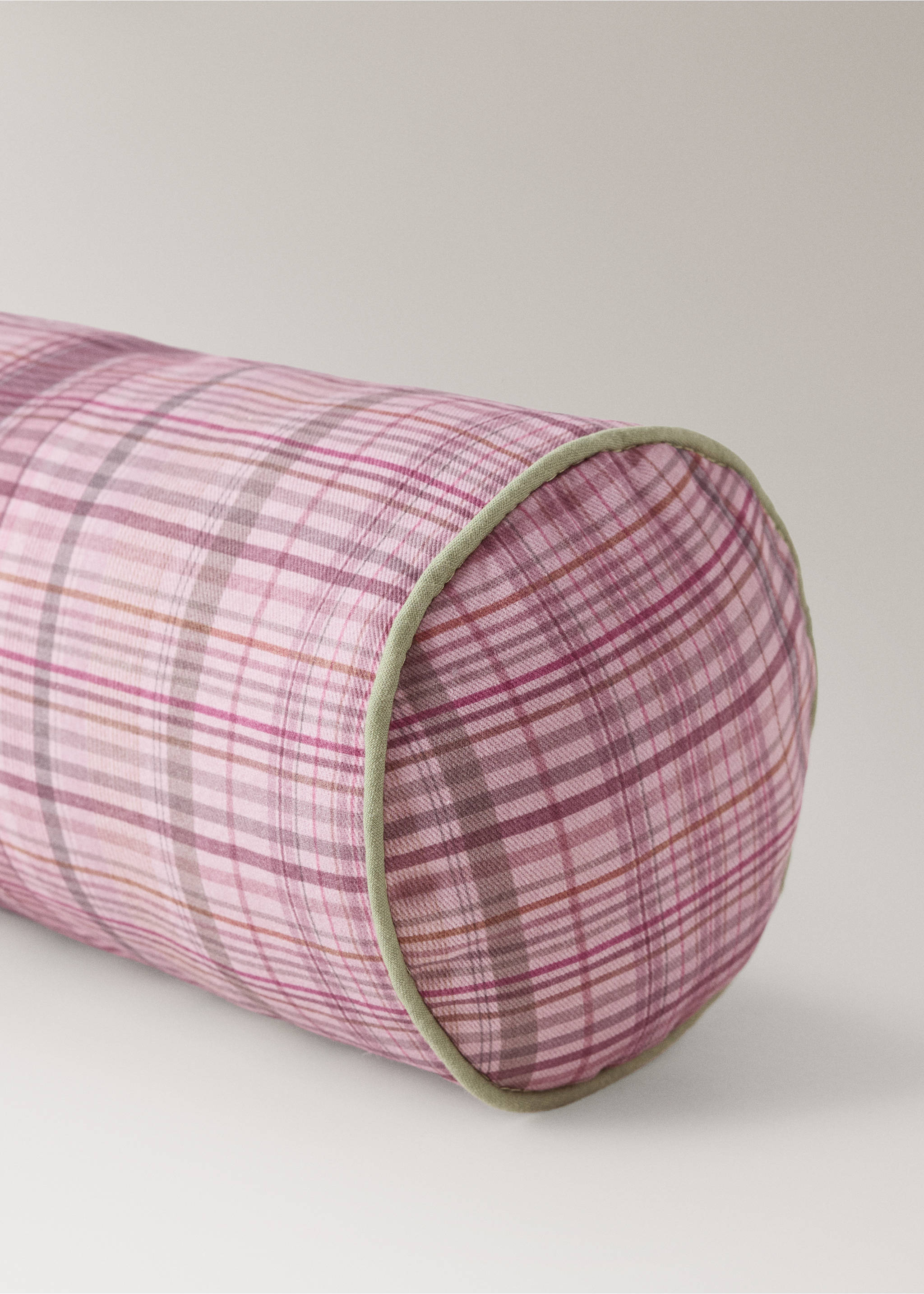 Children’s cylindrical cotton canvas cushion with contrast detailing - Details of the article 1, Light/Pastel Purple. Ref: 37095873-00.