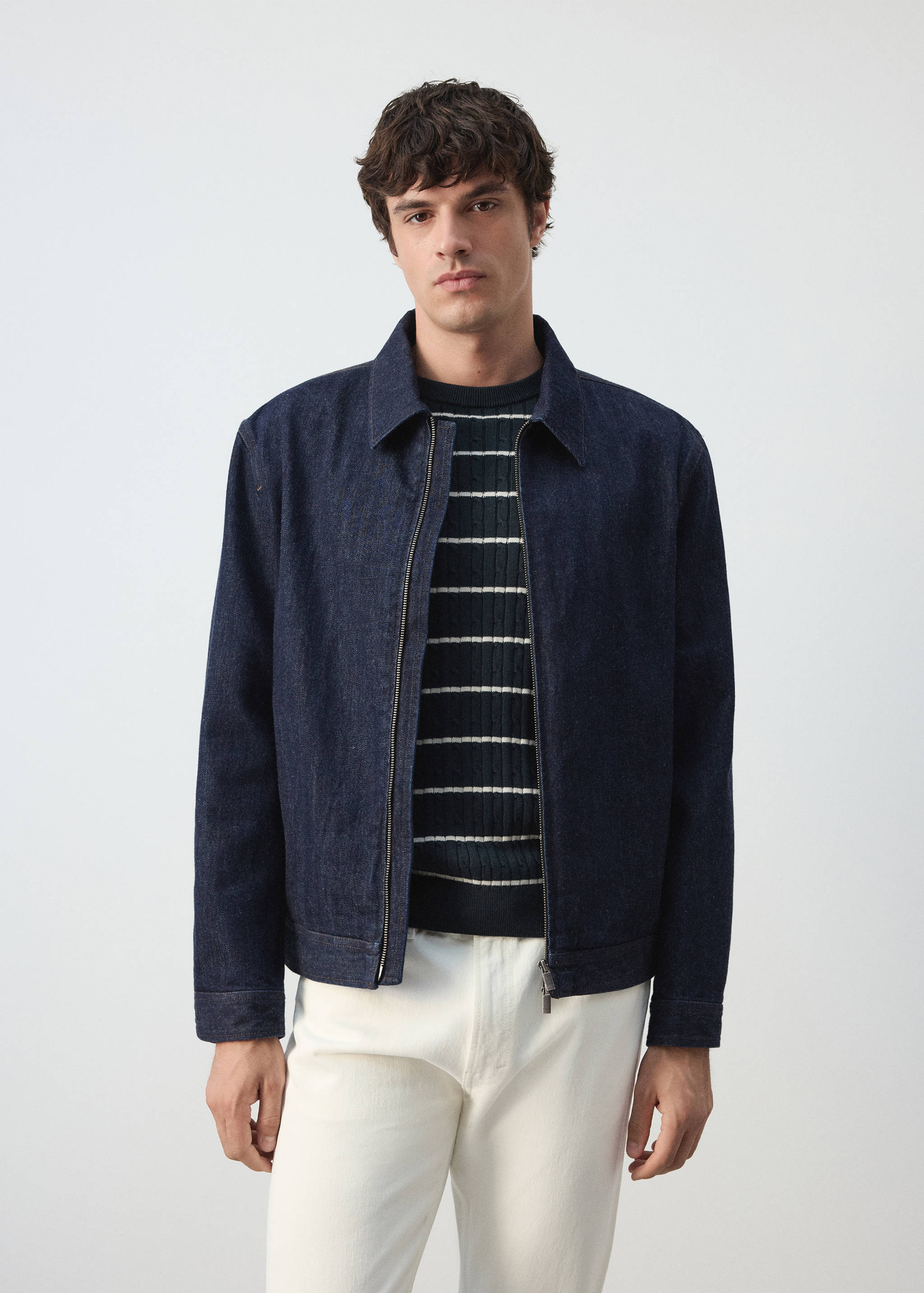 Veste en denim avec fermeture éclair - Plan moyen