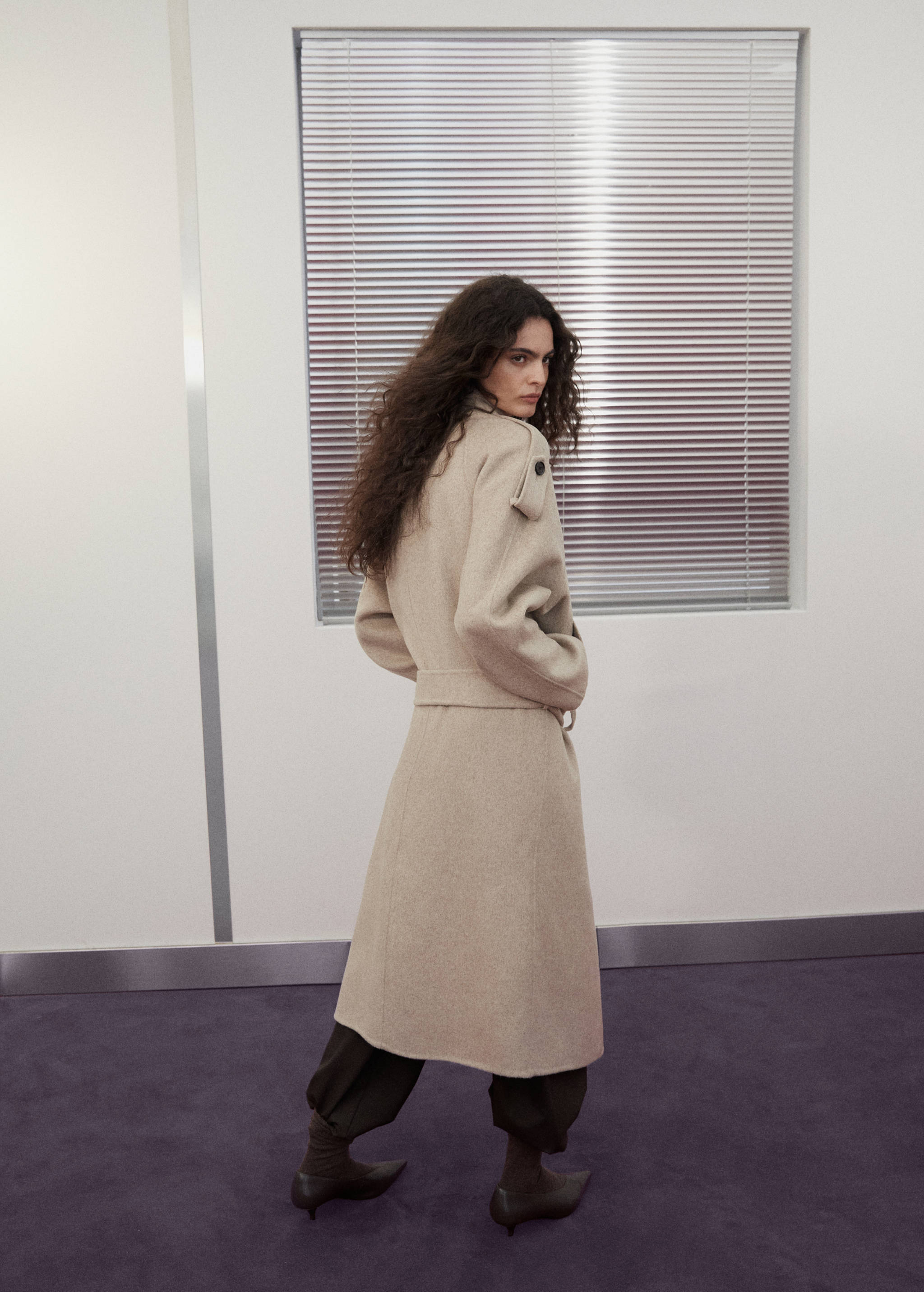 Manteau en laine à col cheminée et ceinture - Verso de l’article