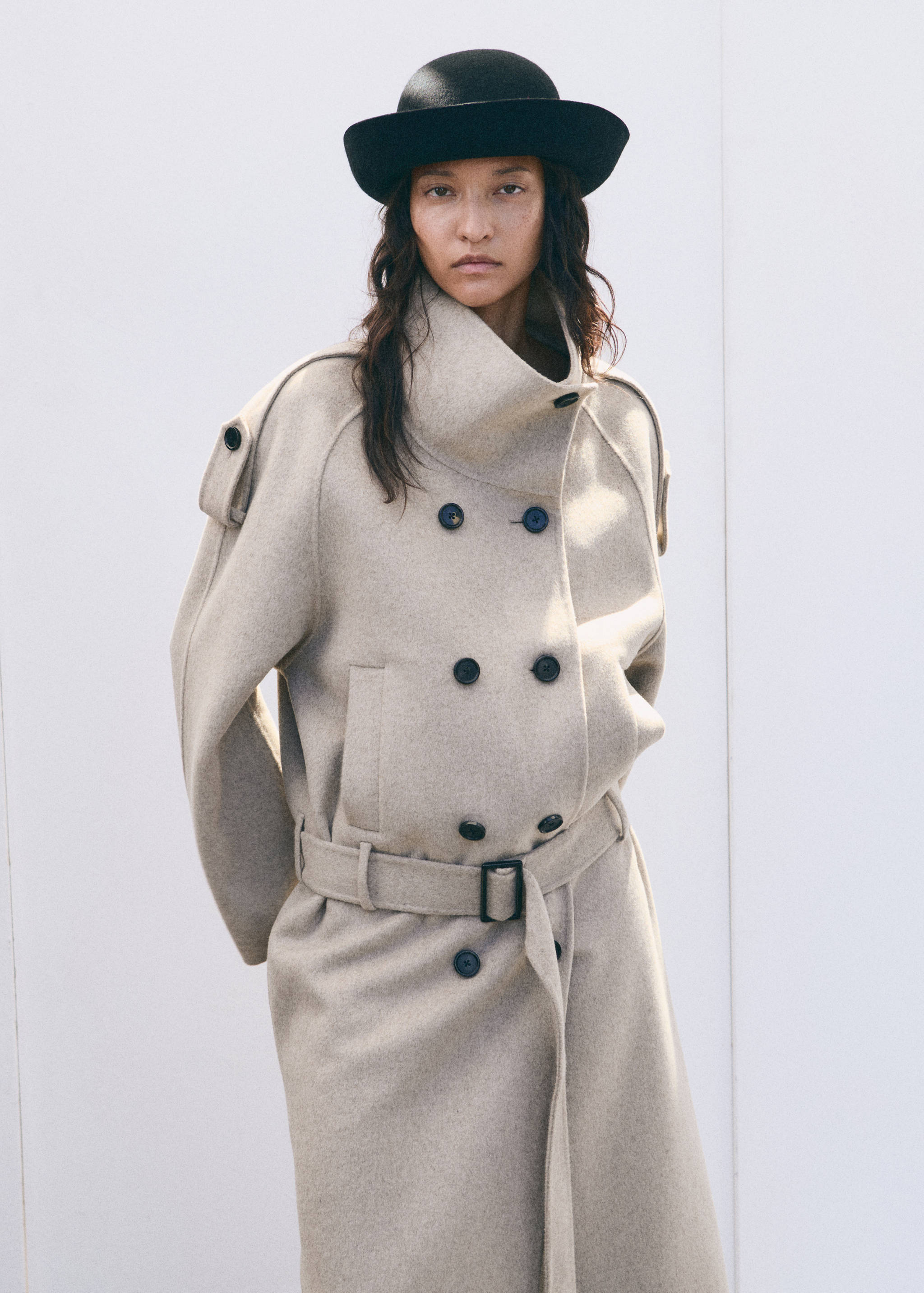 Manteau laine col cheminée avec ceinture - Plan moyen