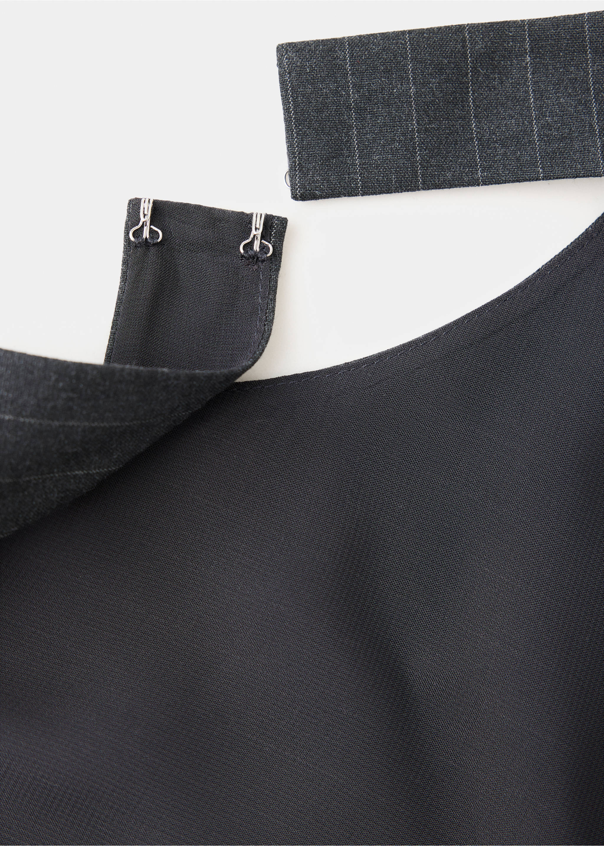 Pinstripe halter top - Details of the article 8, Grey. Ref: 37095988-00.