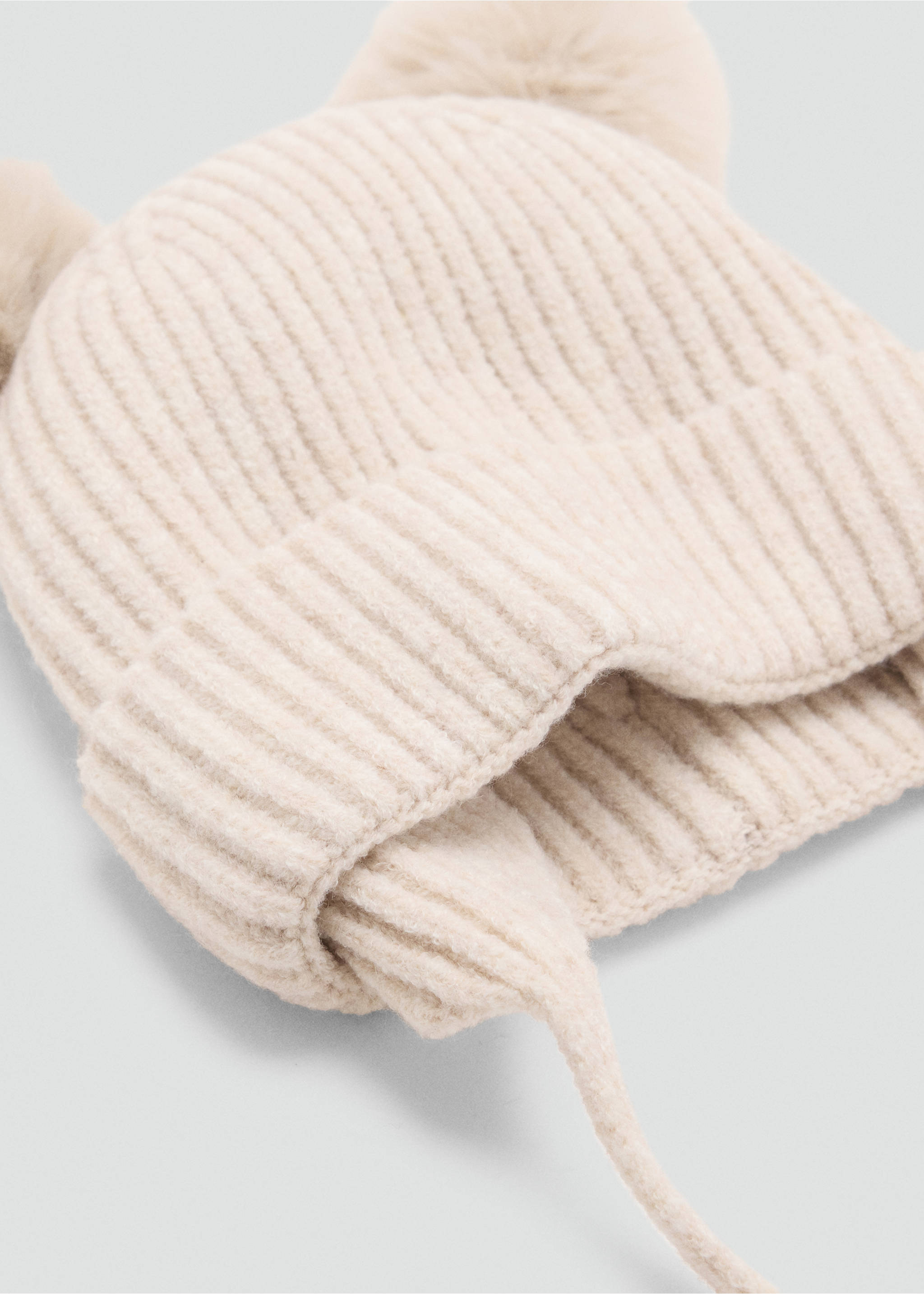 Gorro de punto doble pompón - Plano medio, Arena. Ref: 37095990-00.