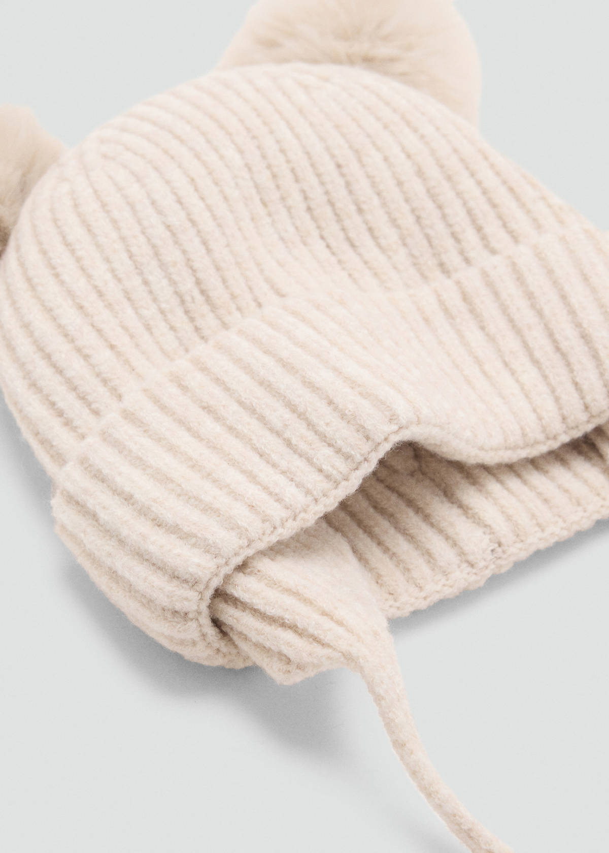 Pom pom cable-knit beanie — Sand