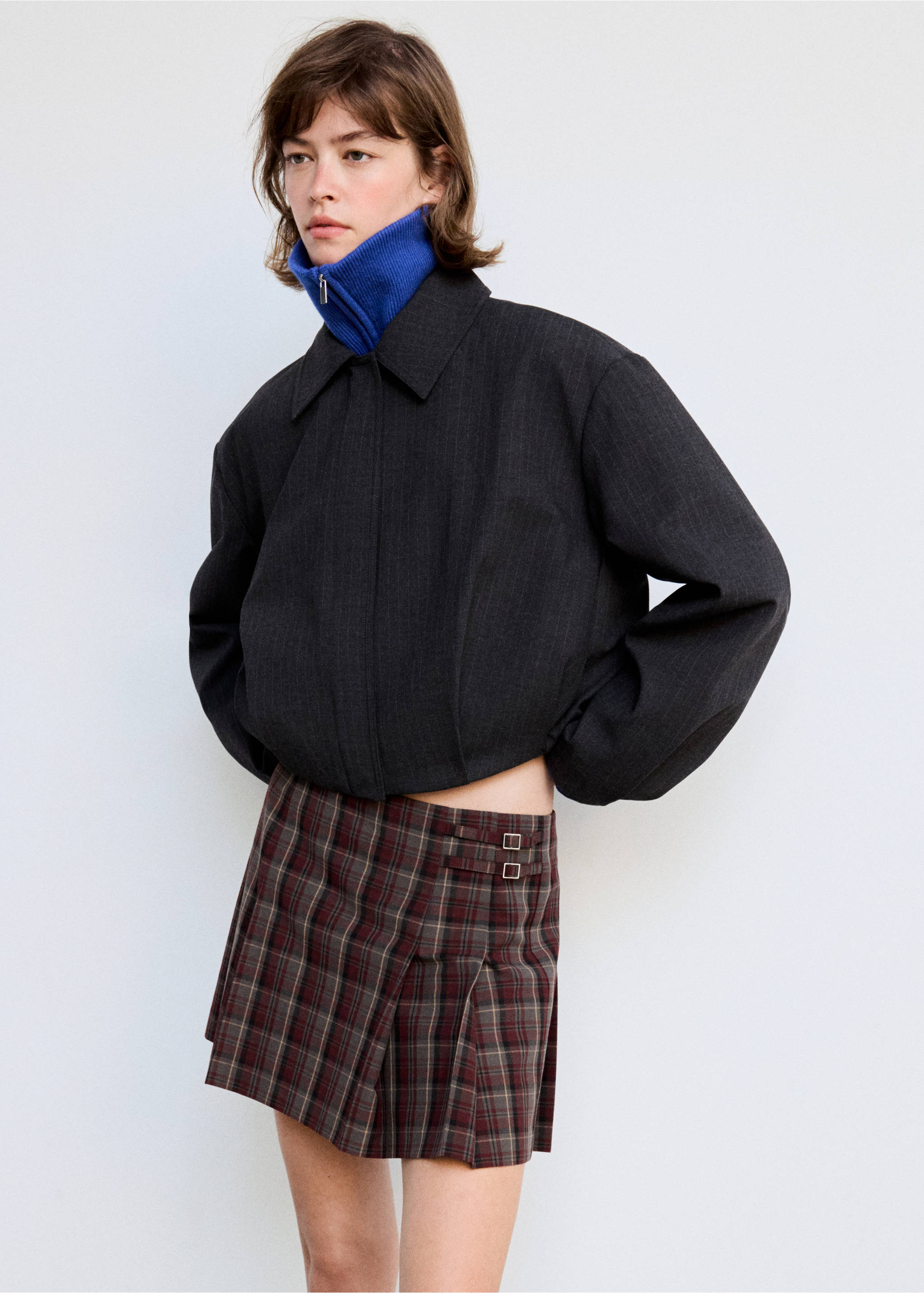 Pleated skirt with buckle details - Medium plane, Red. Ref: 37095996-00.