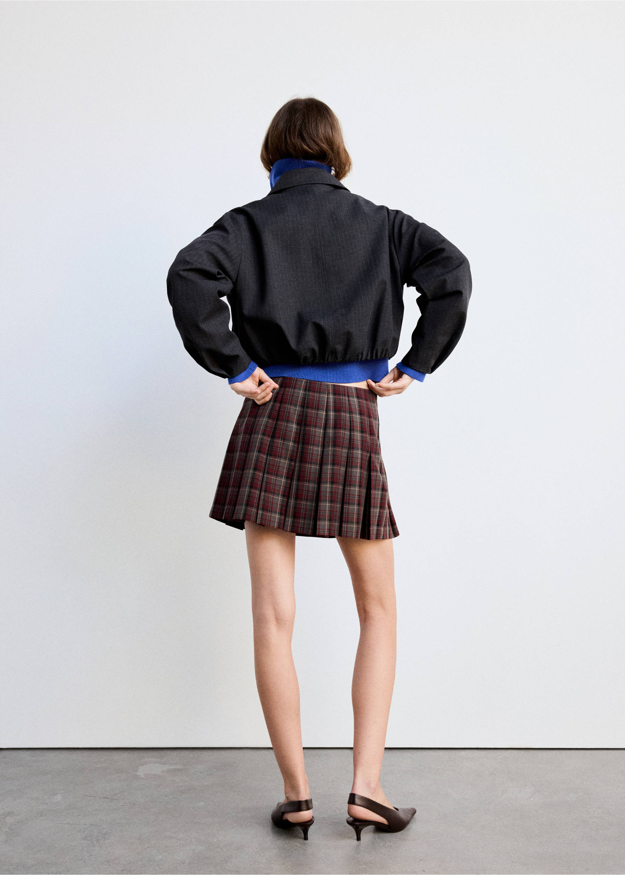 Pleated skirt with buckle details - Reverse of the article, Red. Ref: 37095996-00.