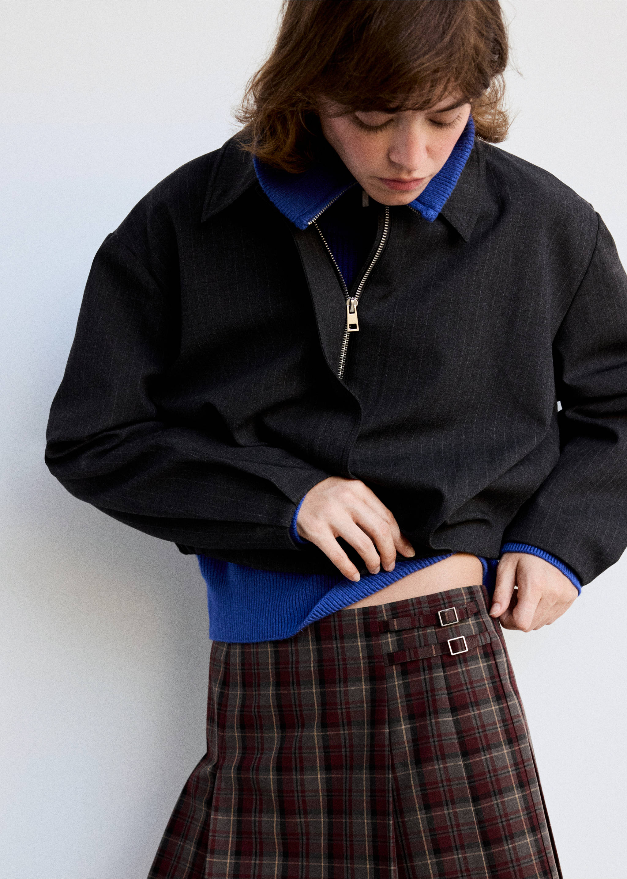 Pleated skirt with buckle details - Details of the article 1, Red. Ref: 37095996-00.