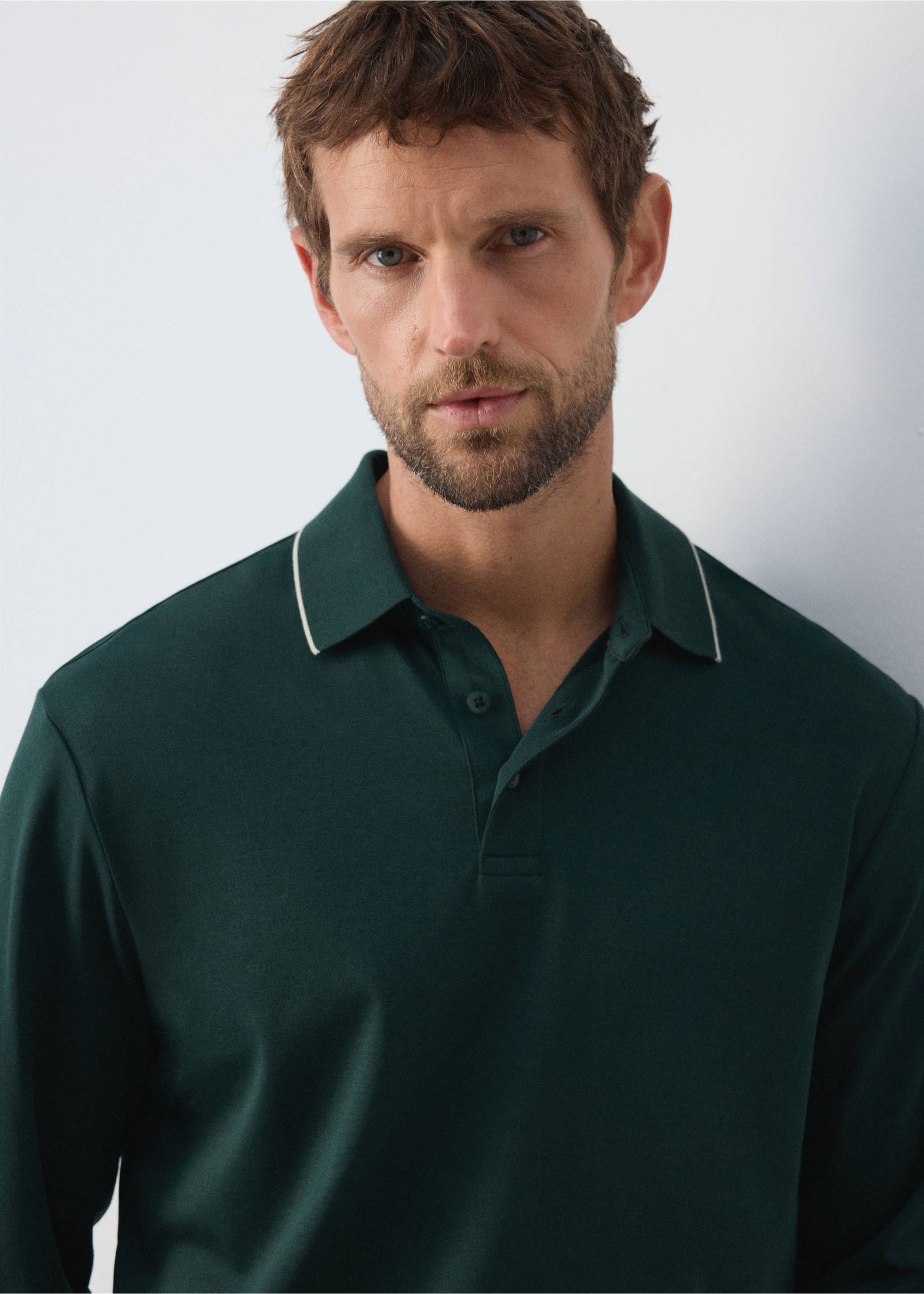 100% cotton polo shirt with contrasting detail - Details of the article 1, Dark Green. Ref: 37095997-00.