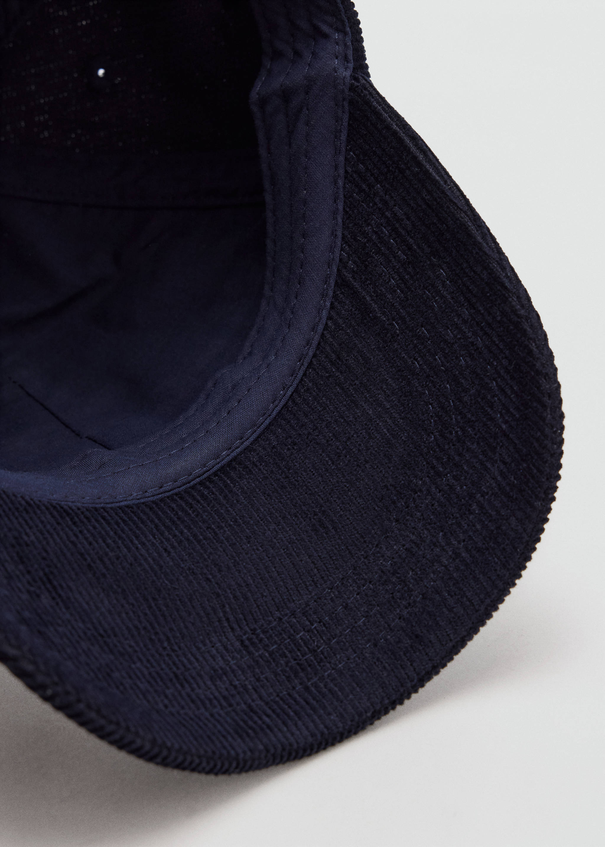 Cap restless - Details of the article 2