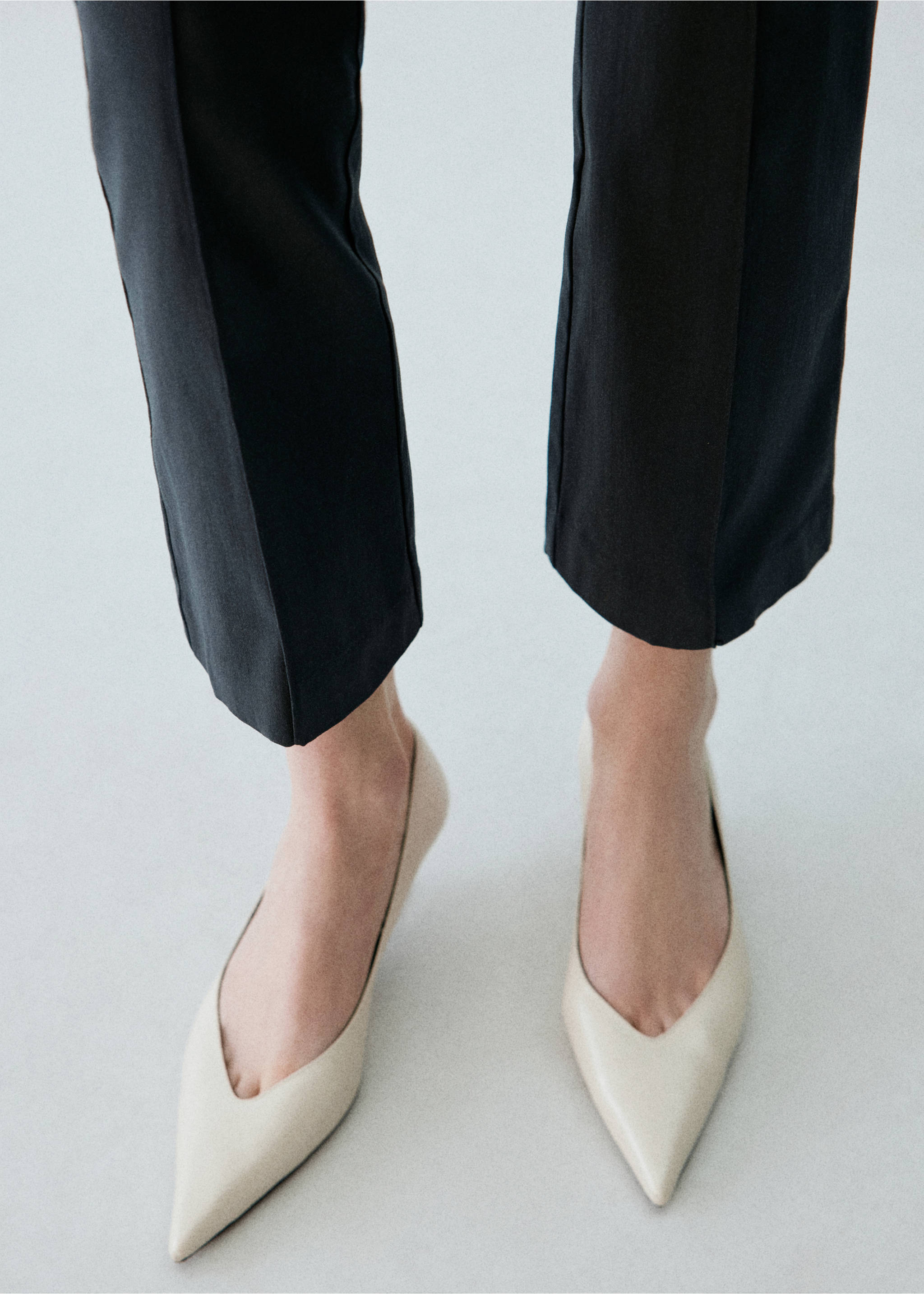 High-waist crop trousers - Details of the article 3, Charcoal. Ref: 37096012-00.