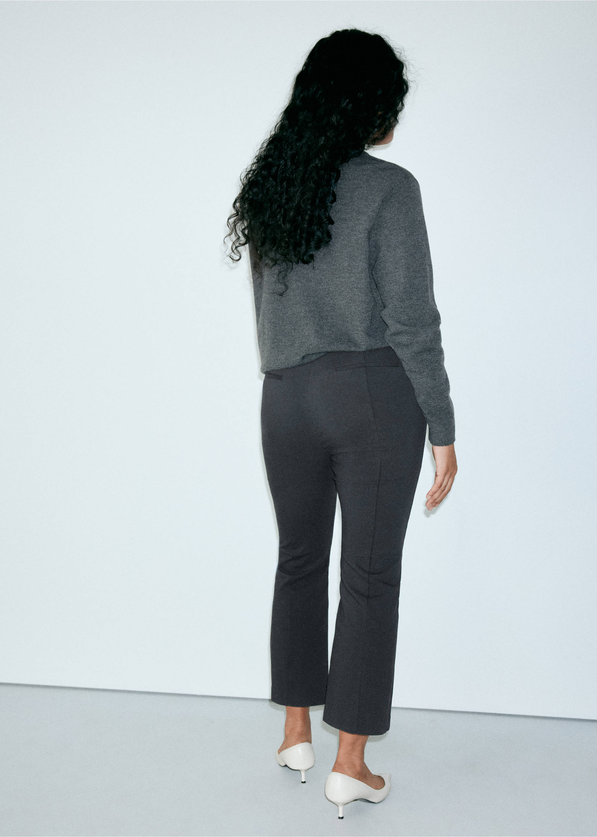 High-waist crop trousers - Details of the article 4, Charcoal. Ref: 37096012-00.
