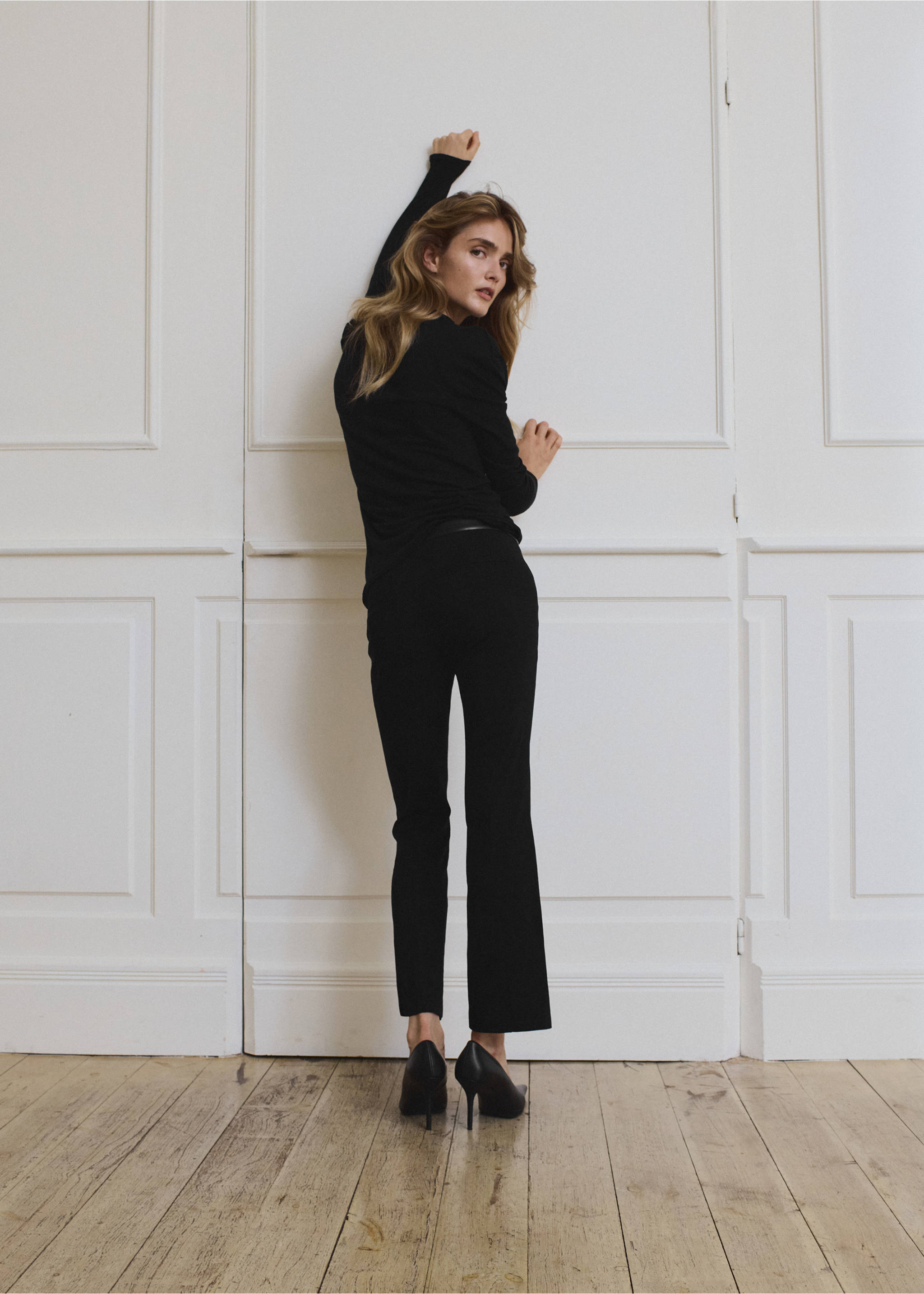 High-waist crop trousers - Reverse of the article, Black. Ref: 37096012-00.