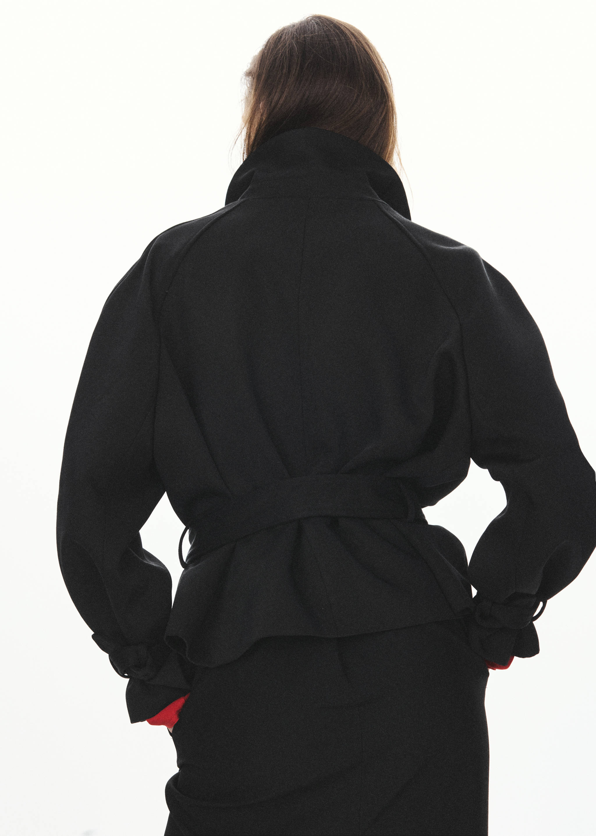 Jacke mit Hemdkragen und Gürtel - Rückseite des Artikels
