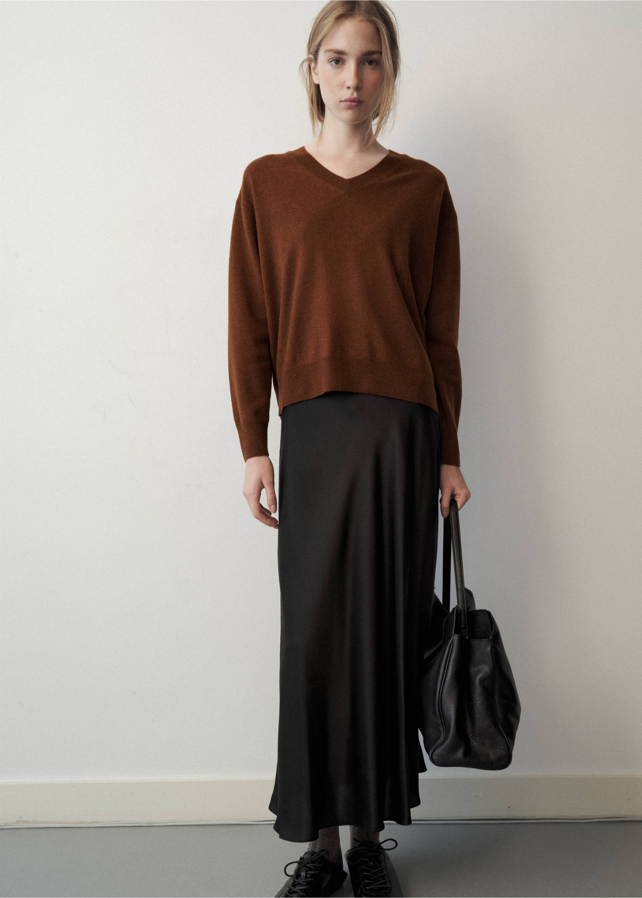 100% wool V-neck sweater - General plane, Caramel. Ref: 37096333-00.