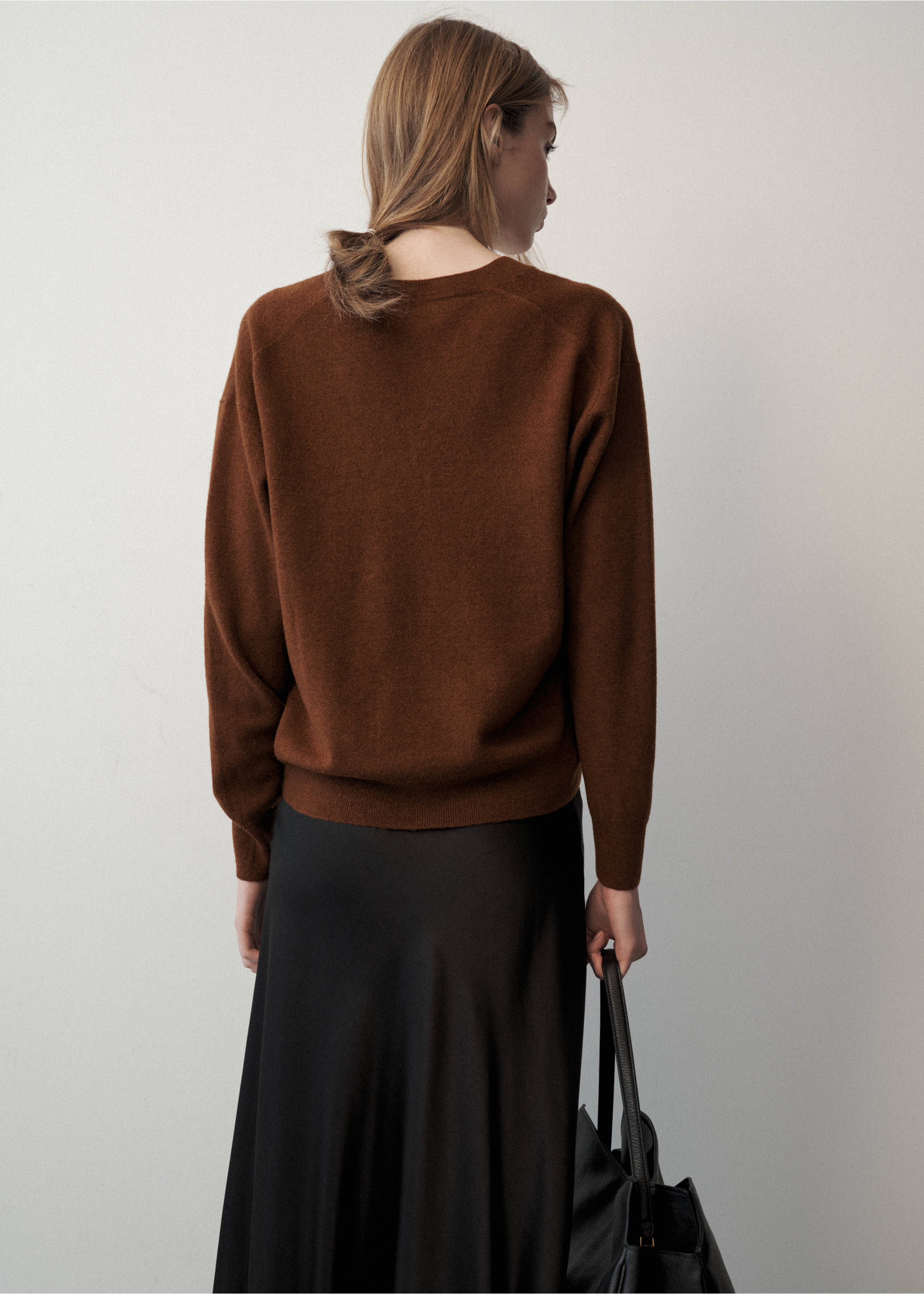 100% wool V-neck sweater - Reverse of the article, Caramel. Ref: 37096333-00.