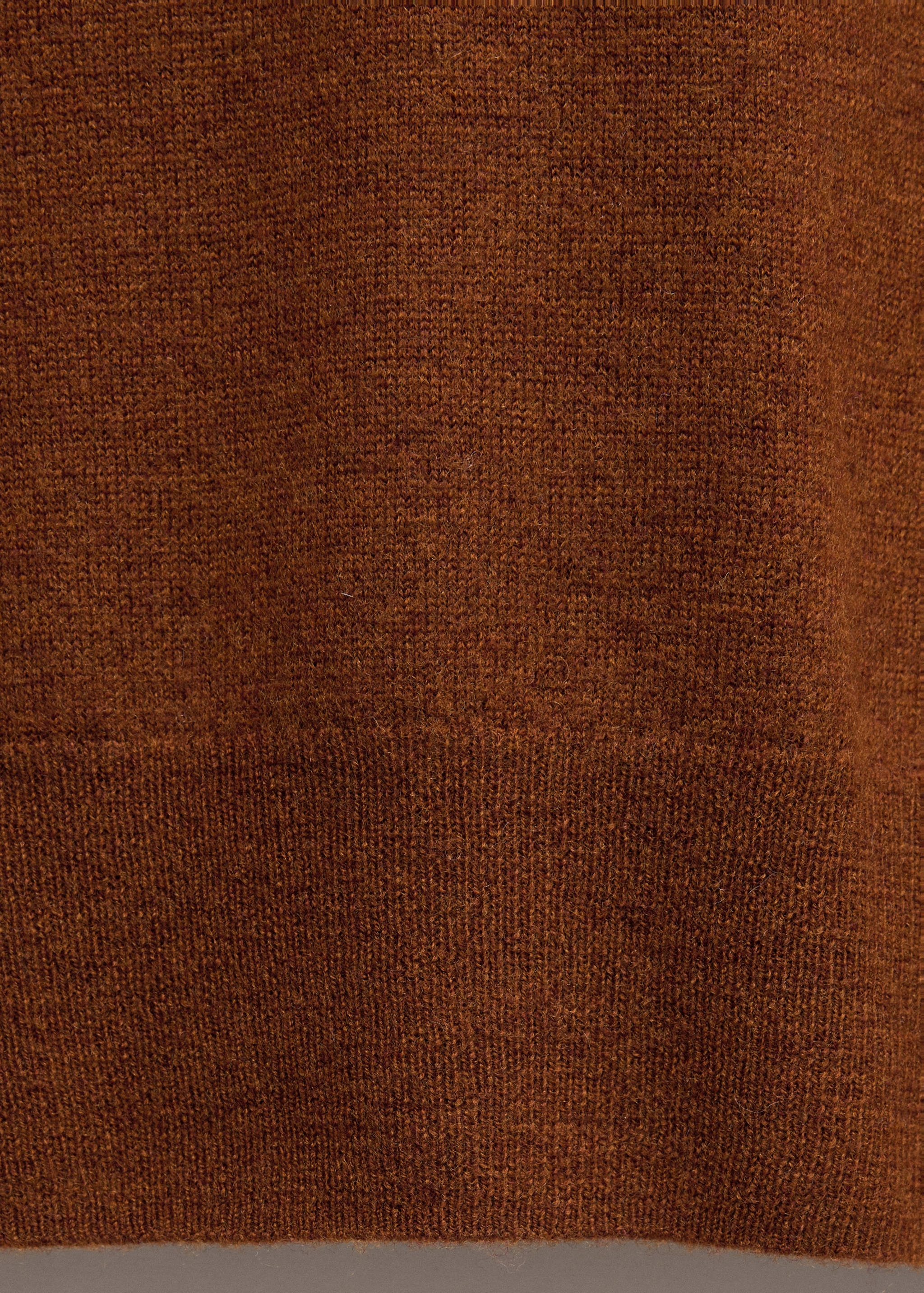 100% wool V-neck sweater - Details of the article 0
