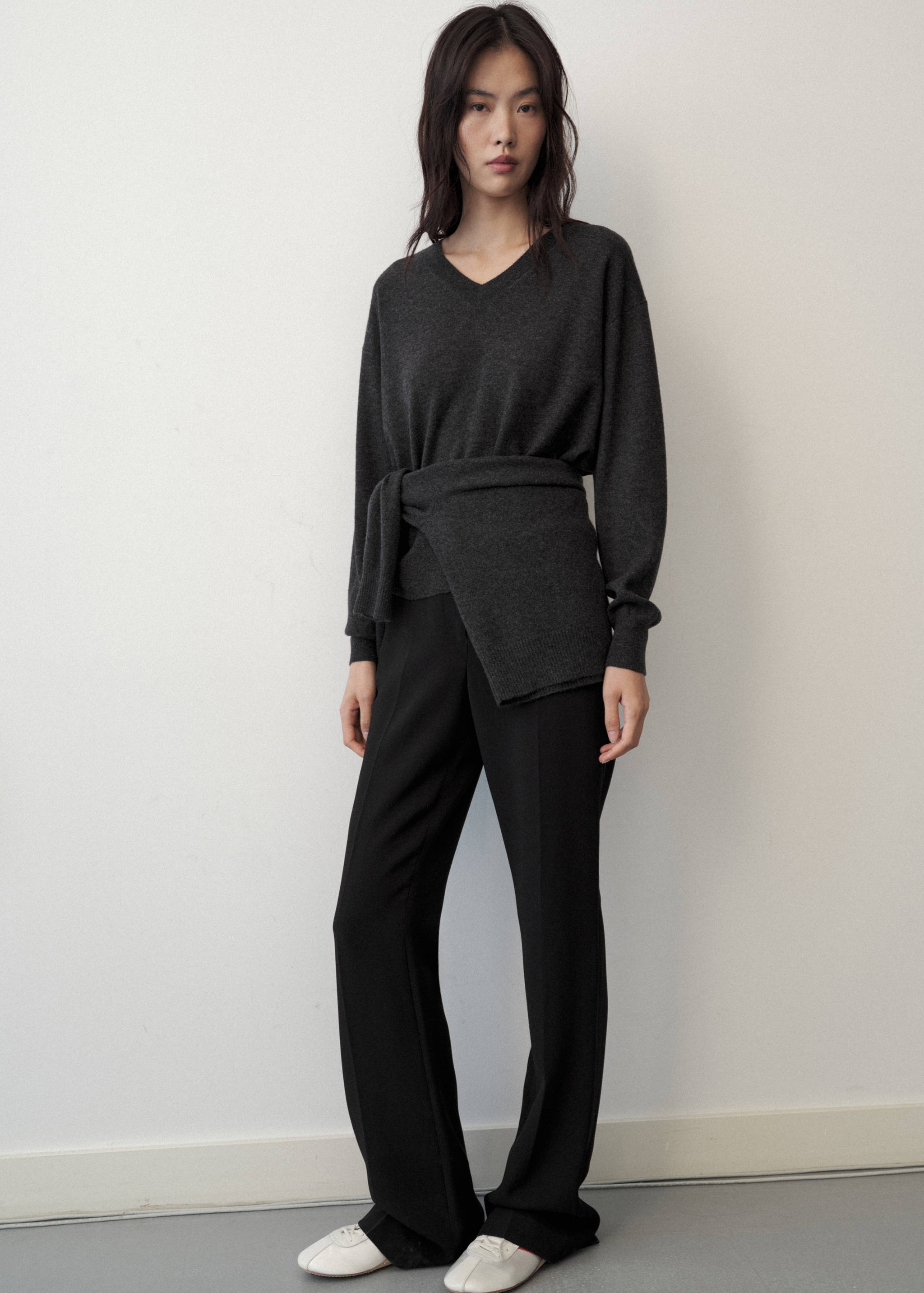 100% wool V-neck sweater - General plane