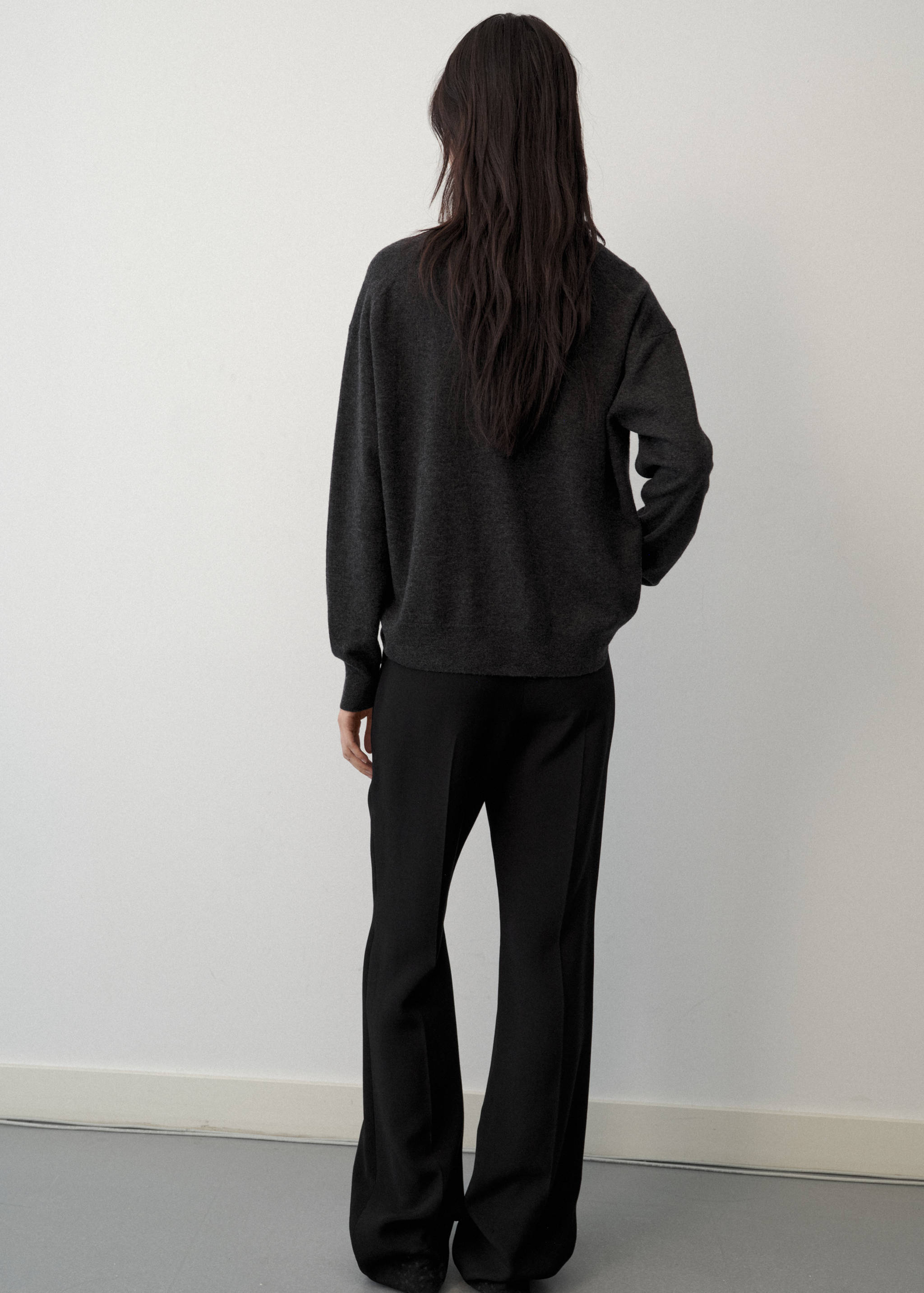 100% wool V-neck sweater - Reverse of the article