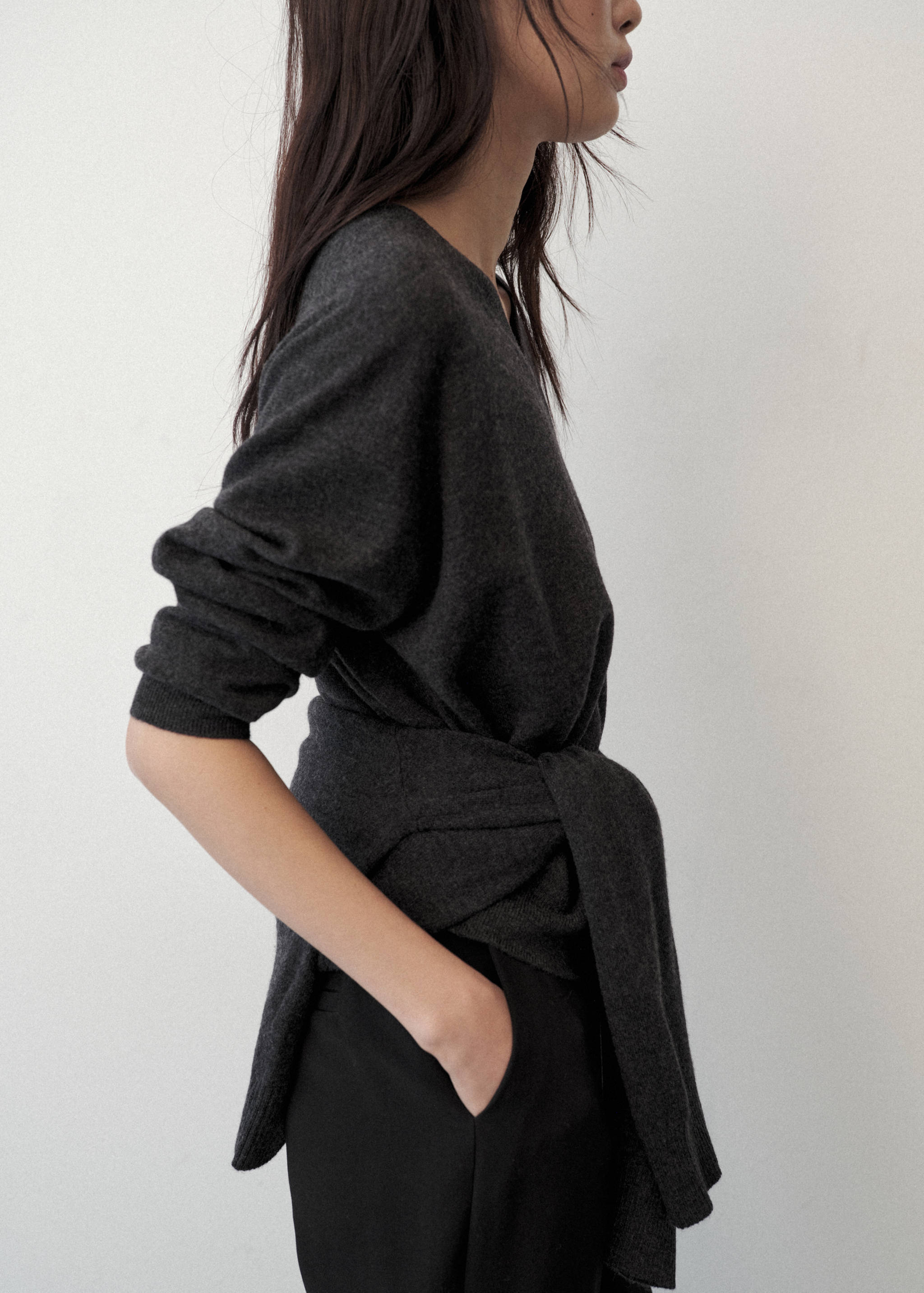 100% wool V-neck sweater - Details of the article 1