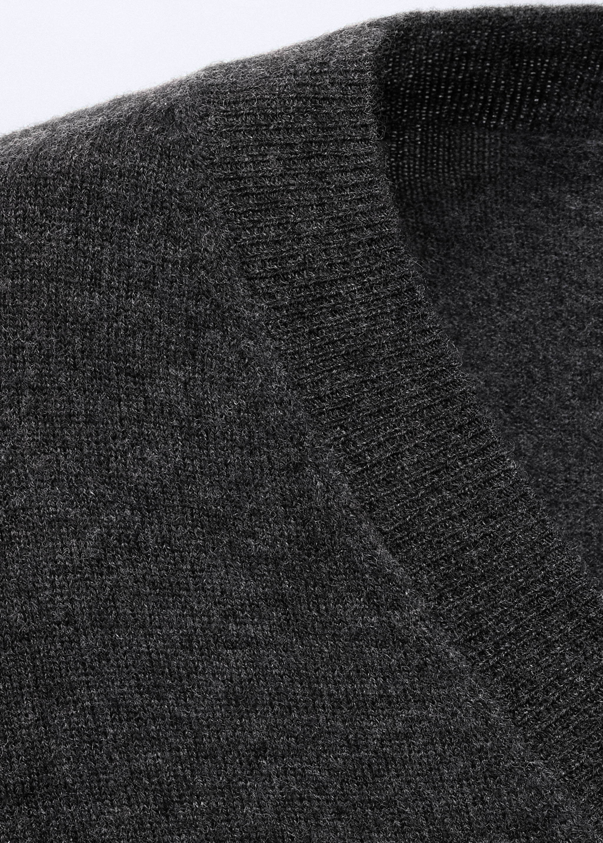 100% wool V-neck sweater - Details of the article 8