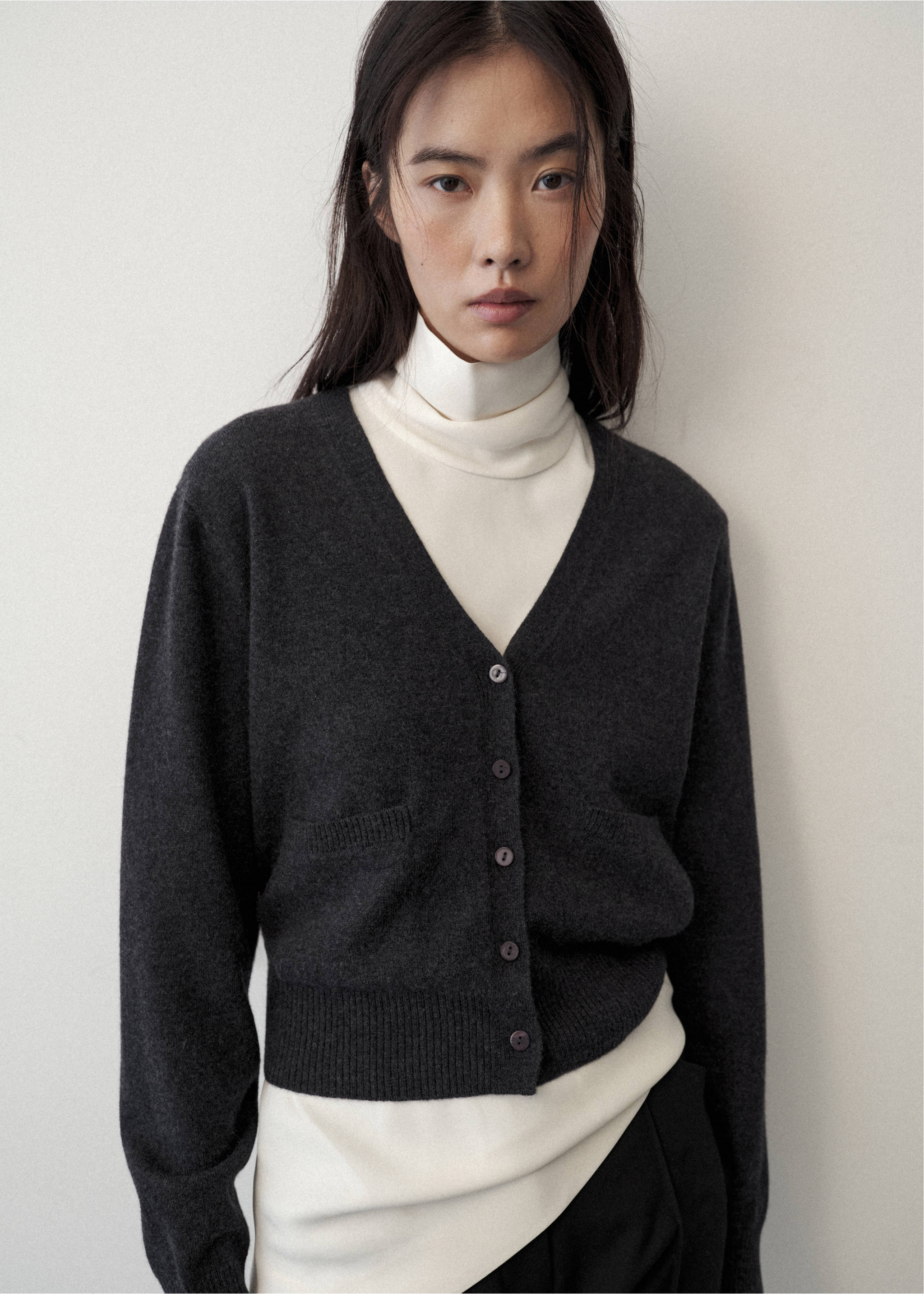 V-neck wool cardigan - Medium plane, Charcoal. Ref: 37096334-00.