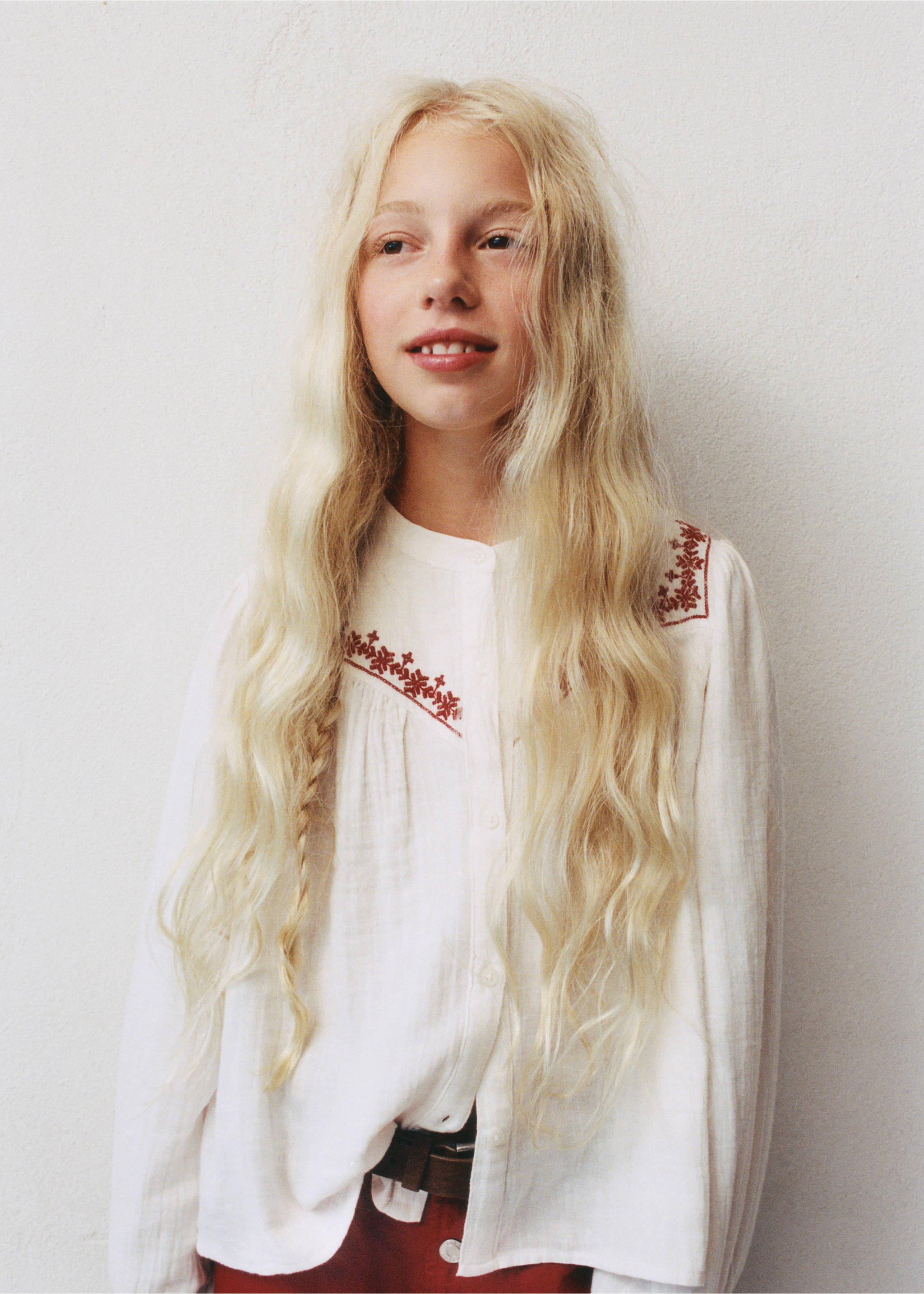Cotton shirt with embroidered details - Details of the article 6, Ecru. Ref: 37096348-00.