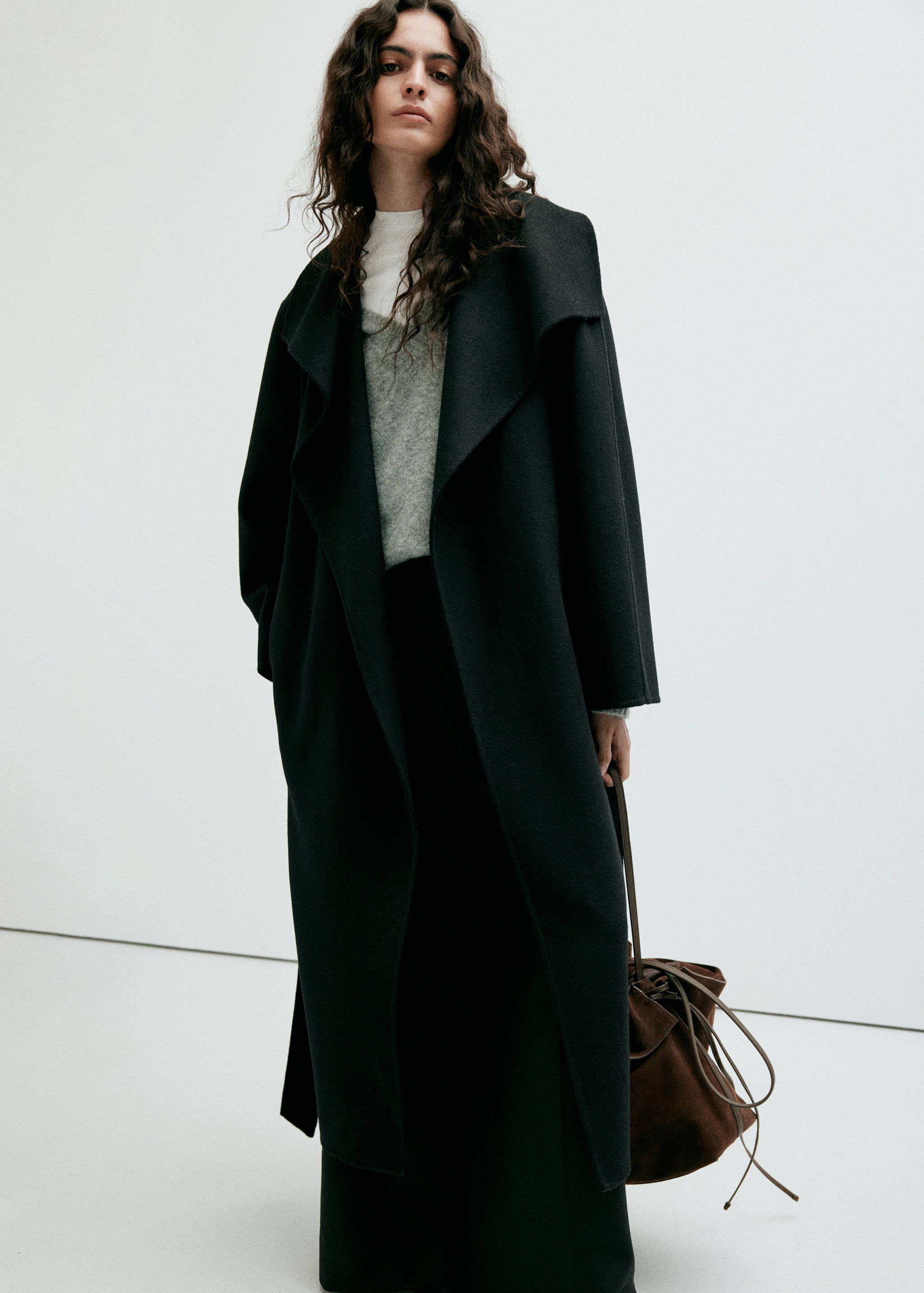 Manteau laine fait à la main ceinture - Plan moyen