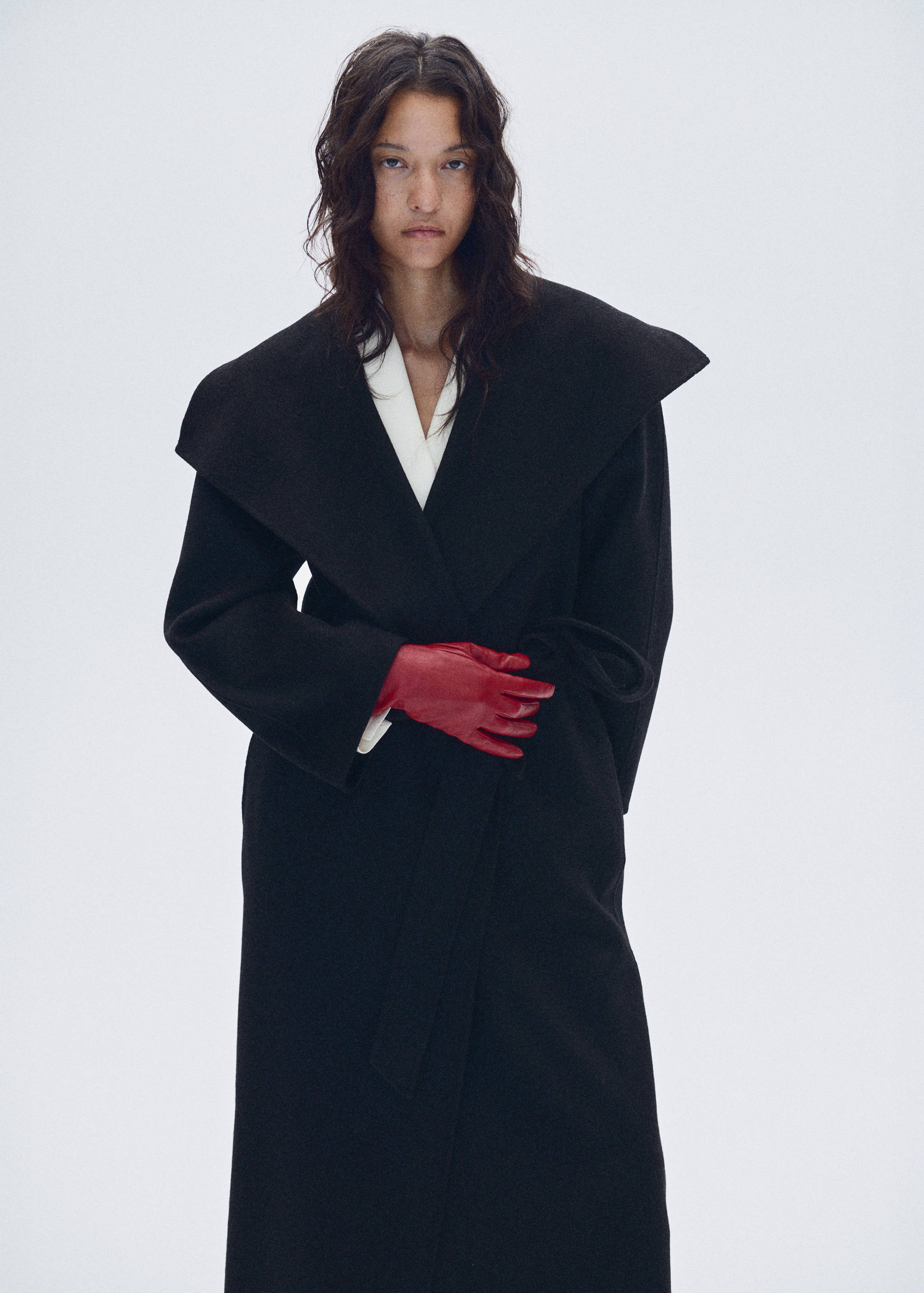 Manteau laine fait à la main ceinture - Plan moyen