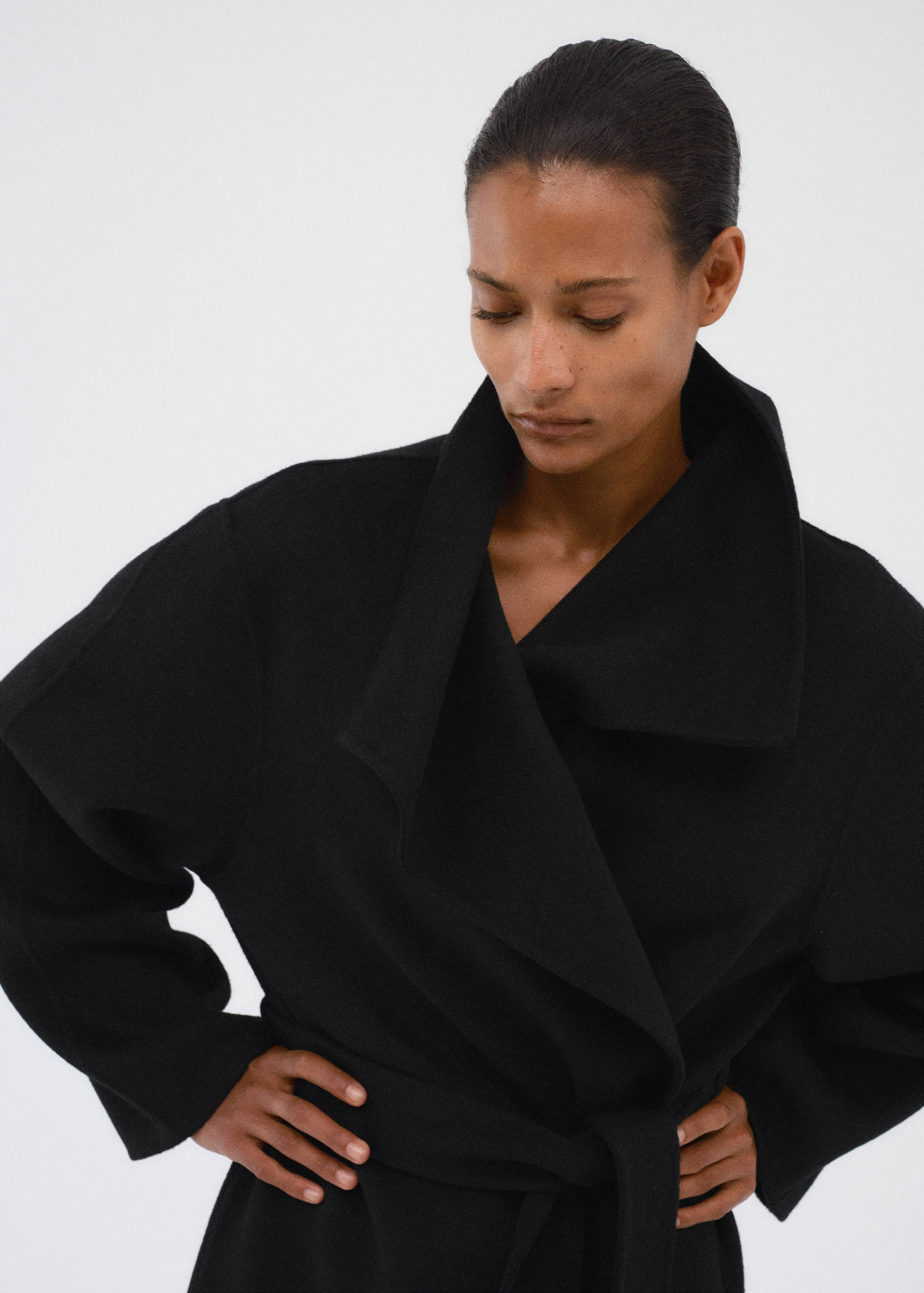 Manteau laine fait à la main ceinture - Plan moyen