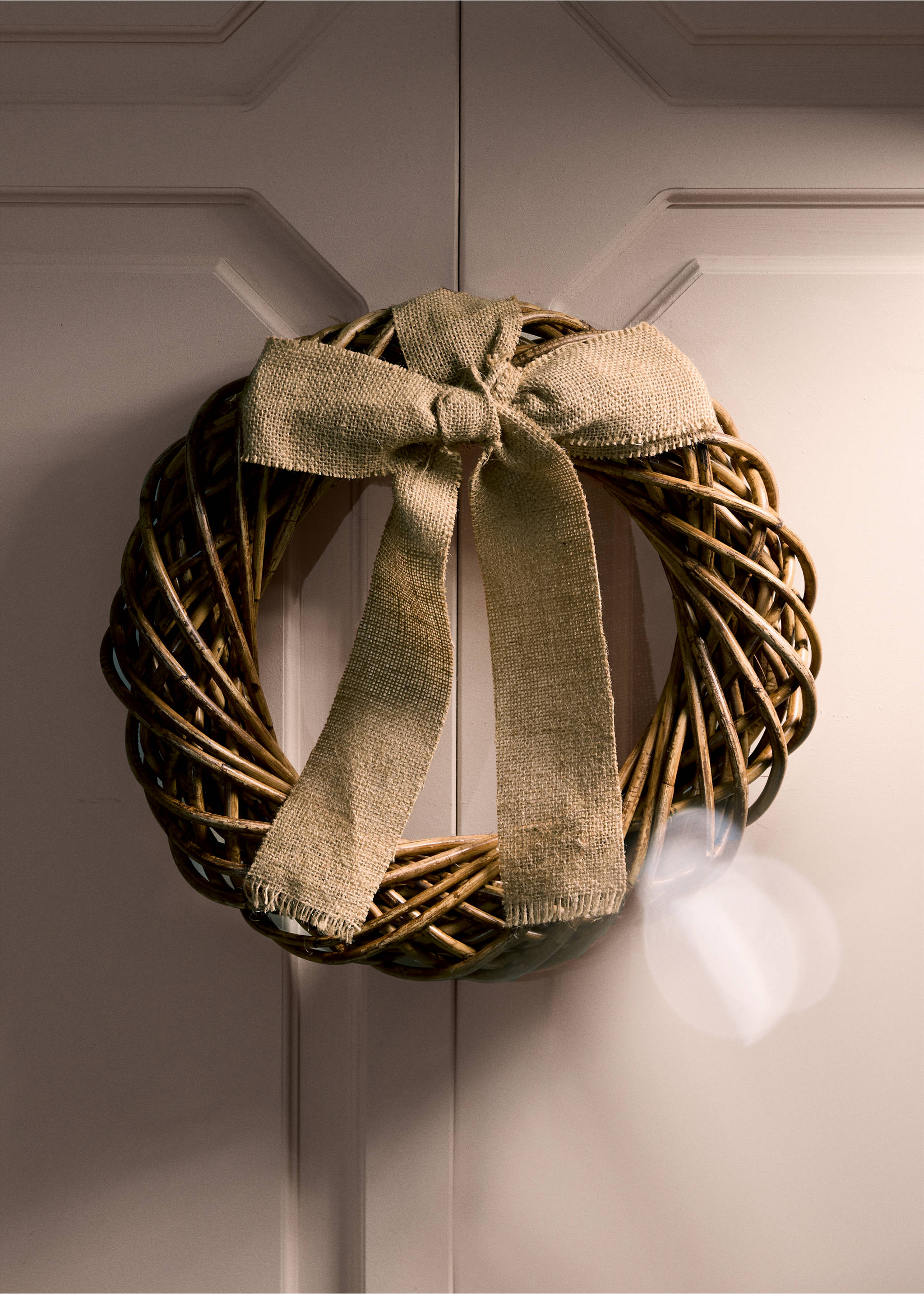 Round brown wicker wreath decorated with a beige burlap bow., Brown. Ref: 37096729-00.