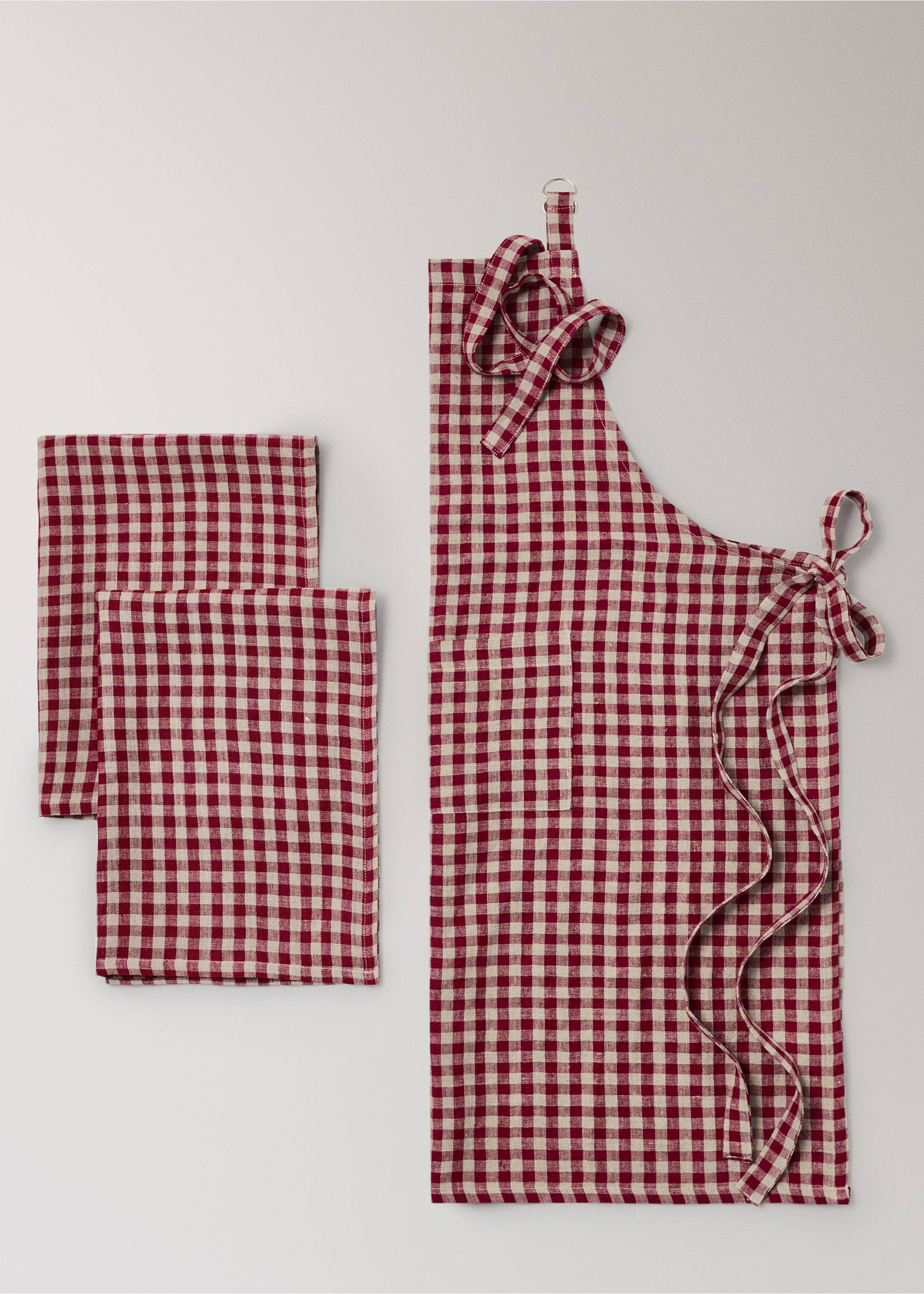Delantal de cuadros rojos y blancos con paños de cocina doblados a juego., Rojo. Ref: 37096732-00.