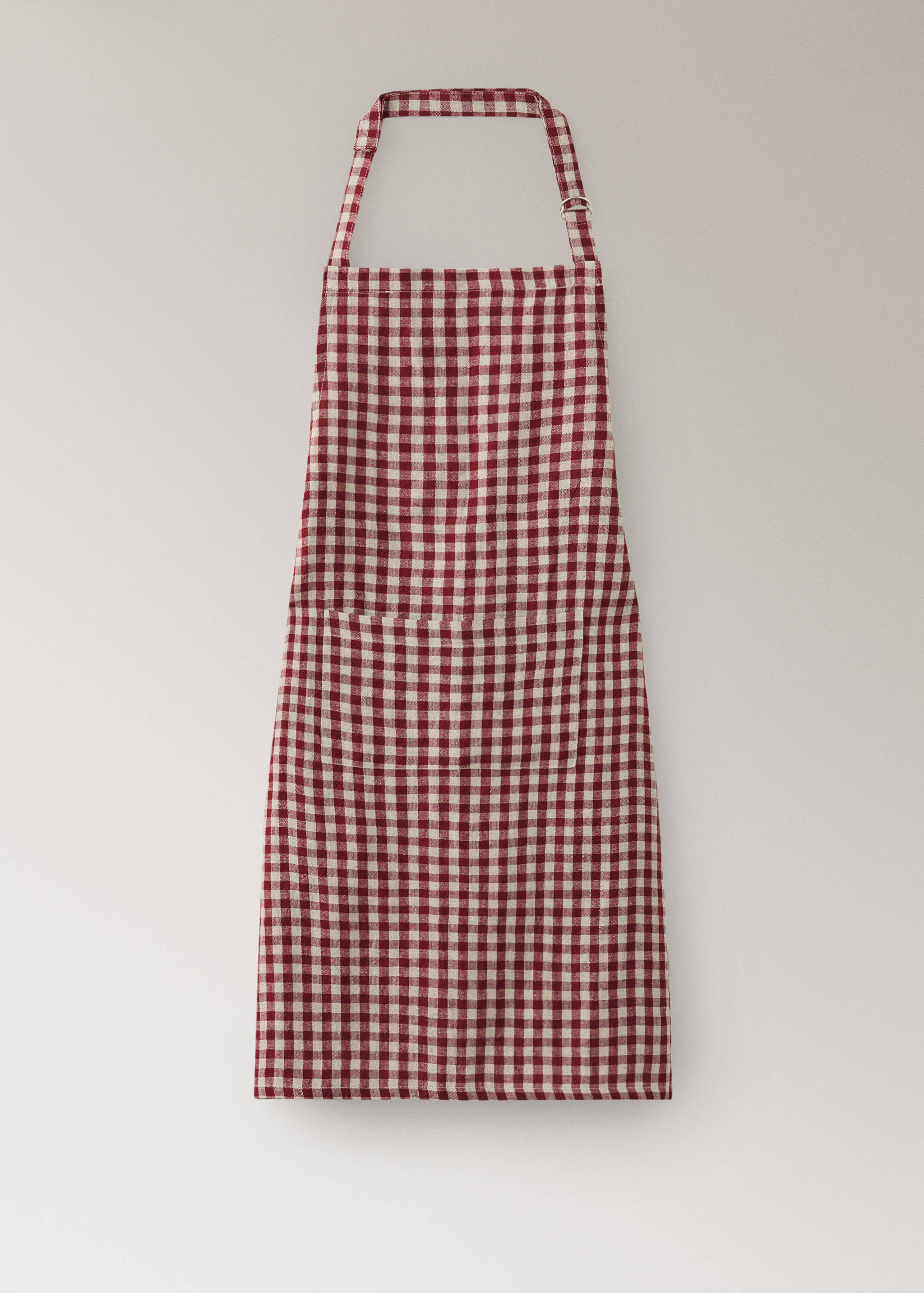 Delantal con estampado de cuadros vichy en rojo y blanco y bolsillo delantero.