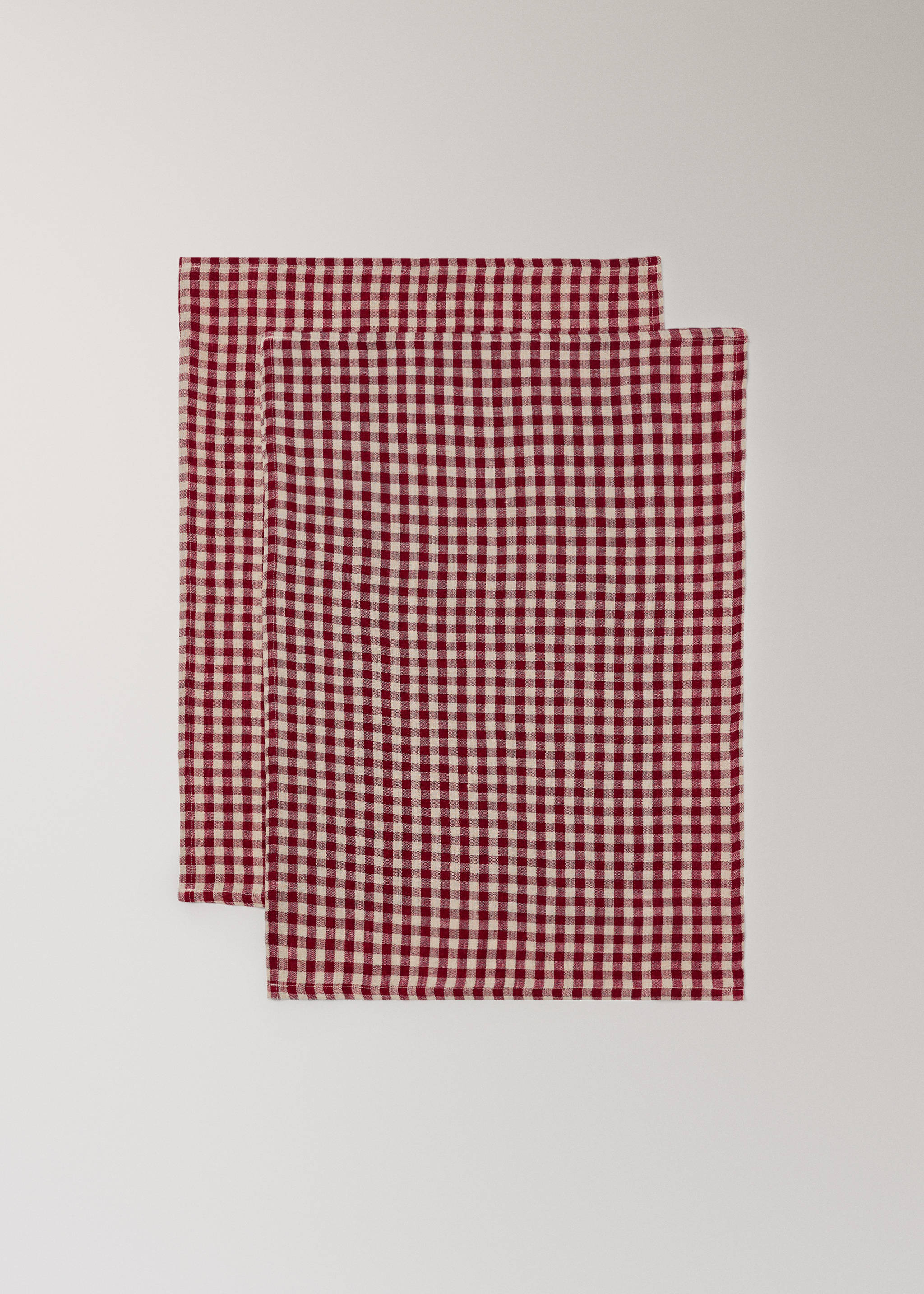 Dos paños de cocina de cuadros rojos y blancos.