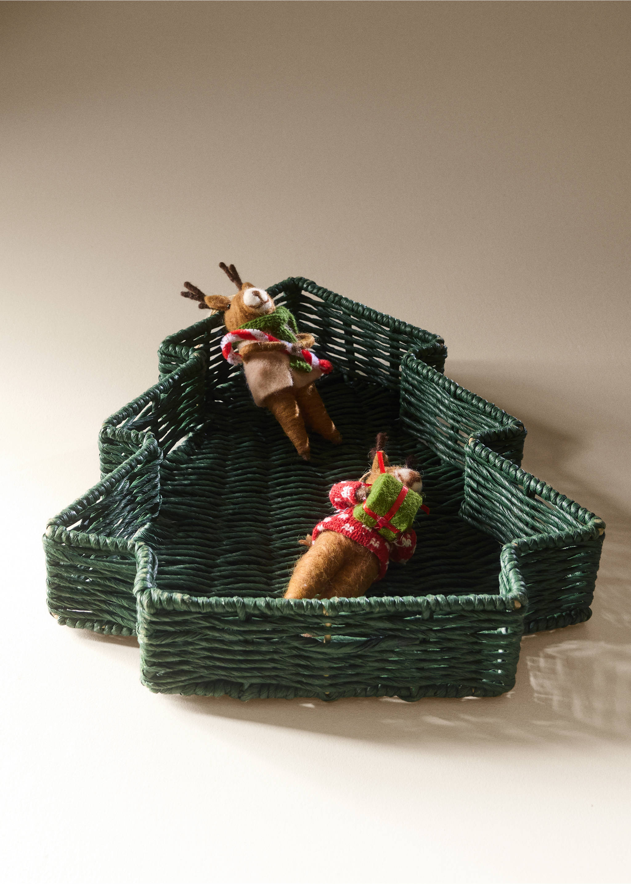Dark green Christmas tree-shaped woven basket decorated with two felt reindeer figurines., Green. Ref: 37096740-00.