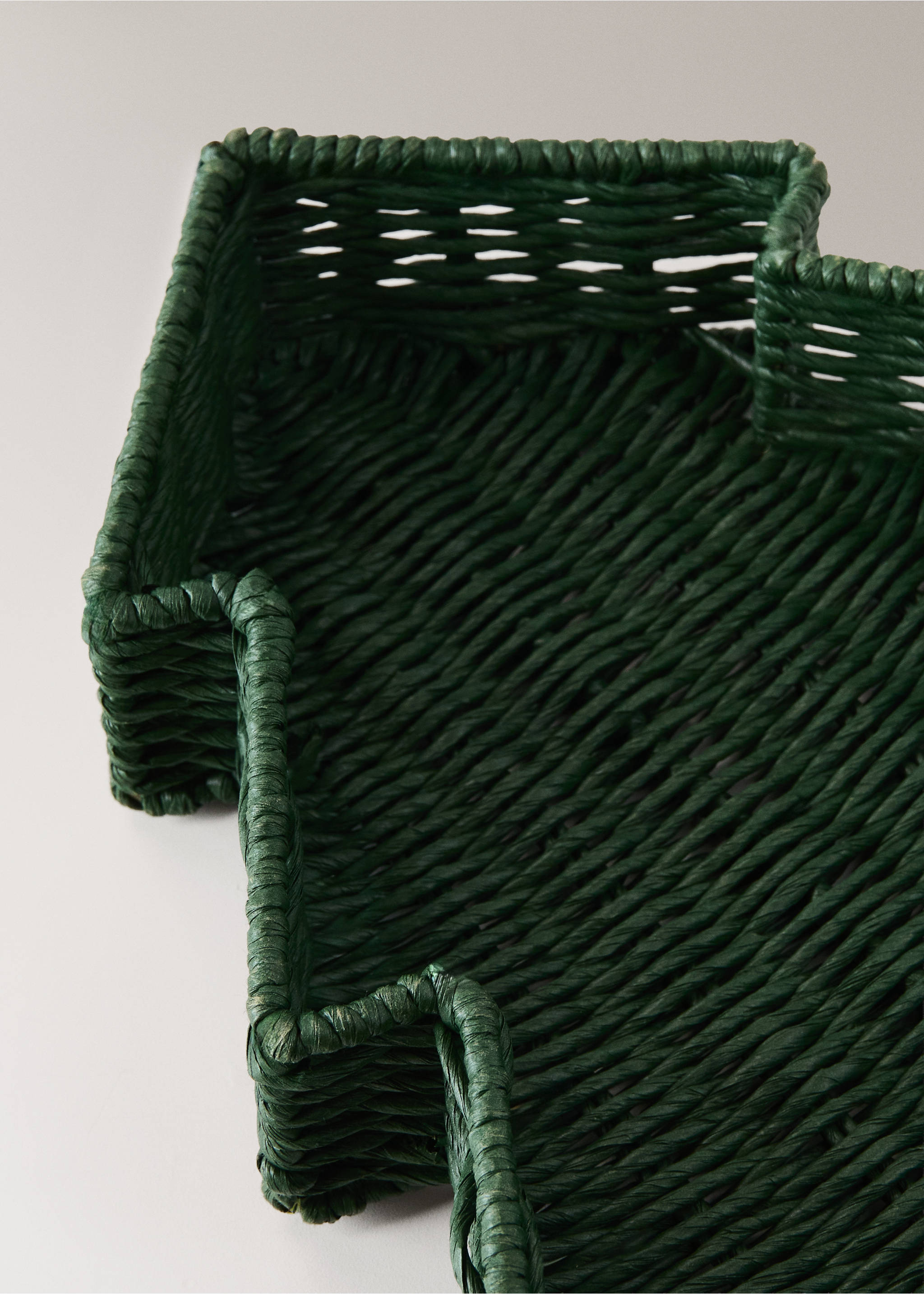 Dark green woven paper basket tray detail., Green. Ref: 37096740-00.