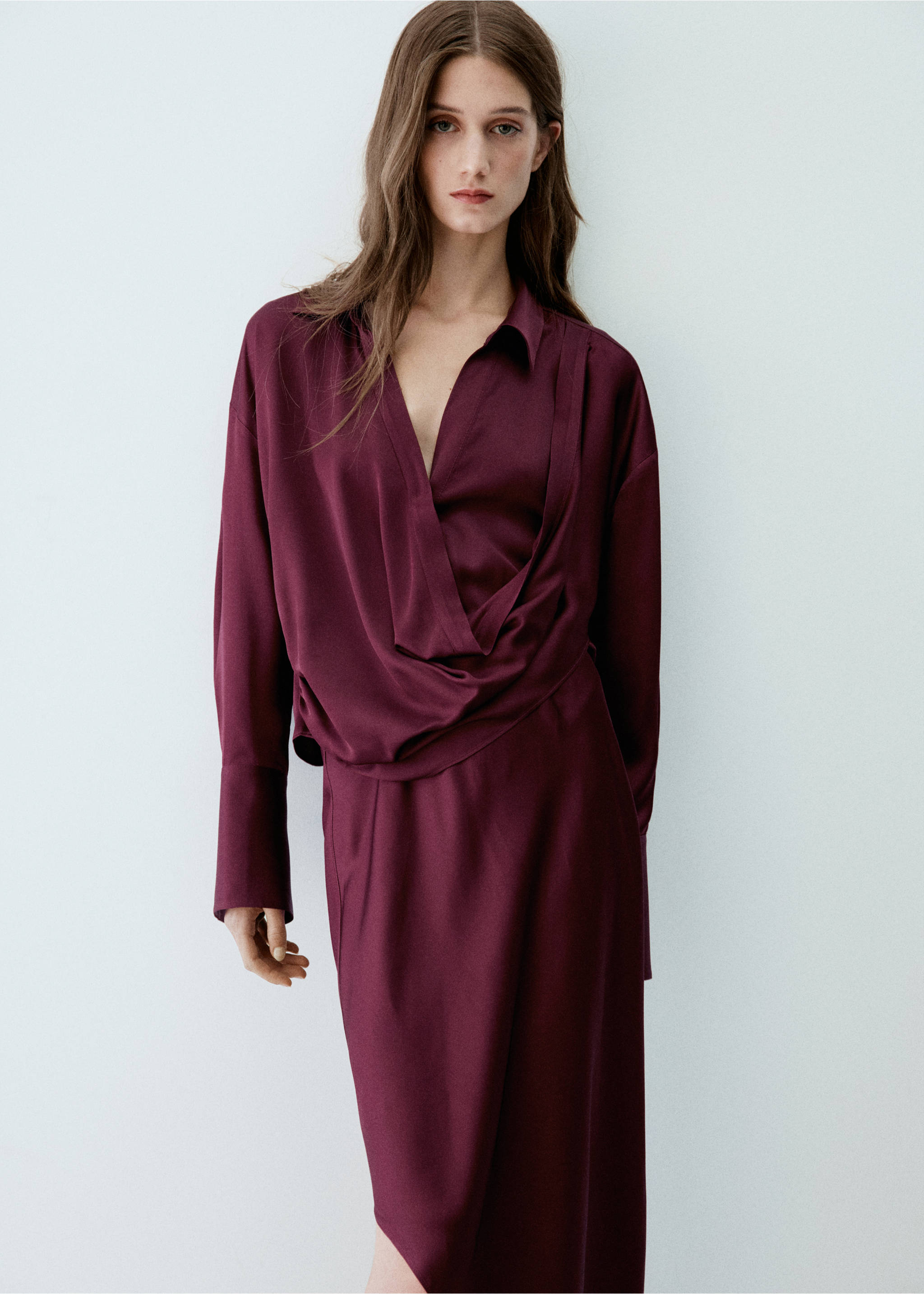 Asymmetrisches Satinkleid - Mittlere Ansicht, Granatrot. Ref: 37097113-00.
