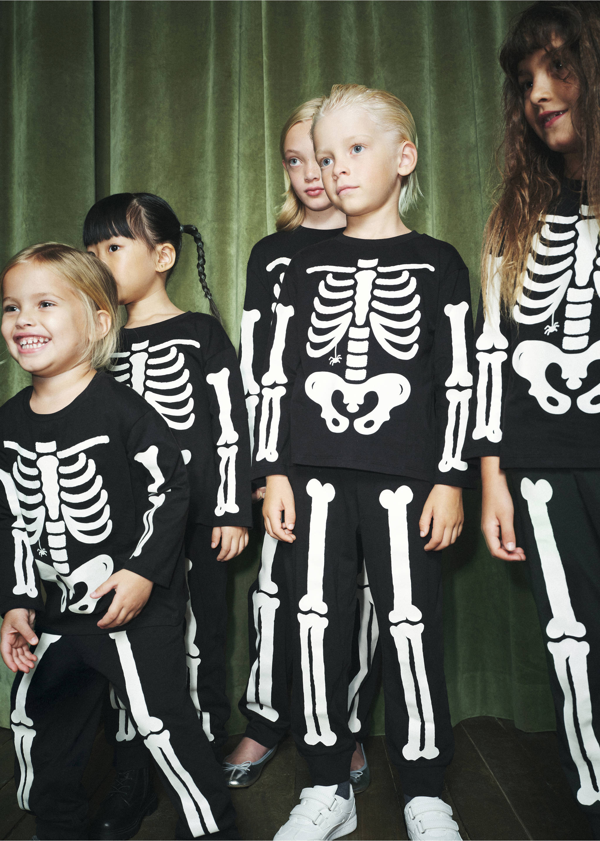 Glow in the dark skeleton pyjama - Details of the article 5, Black. Ref: 37097125-00.