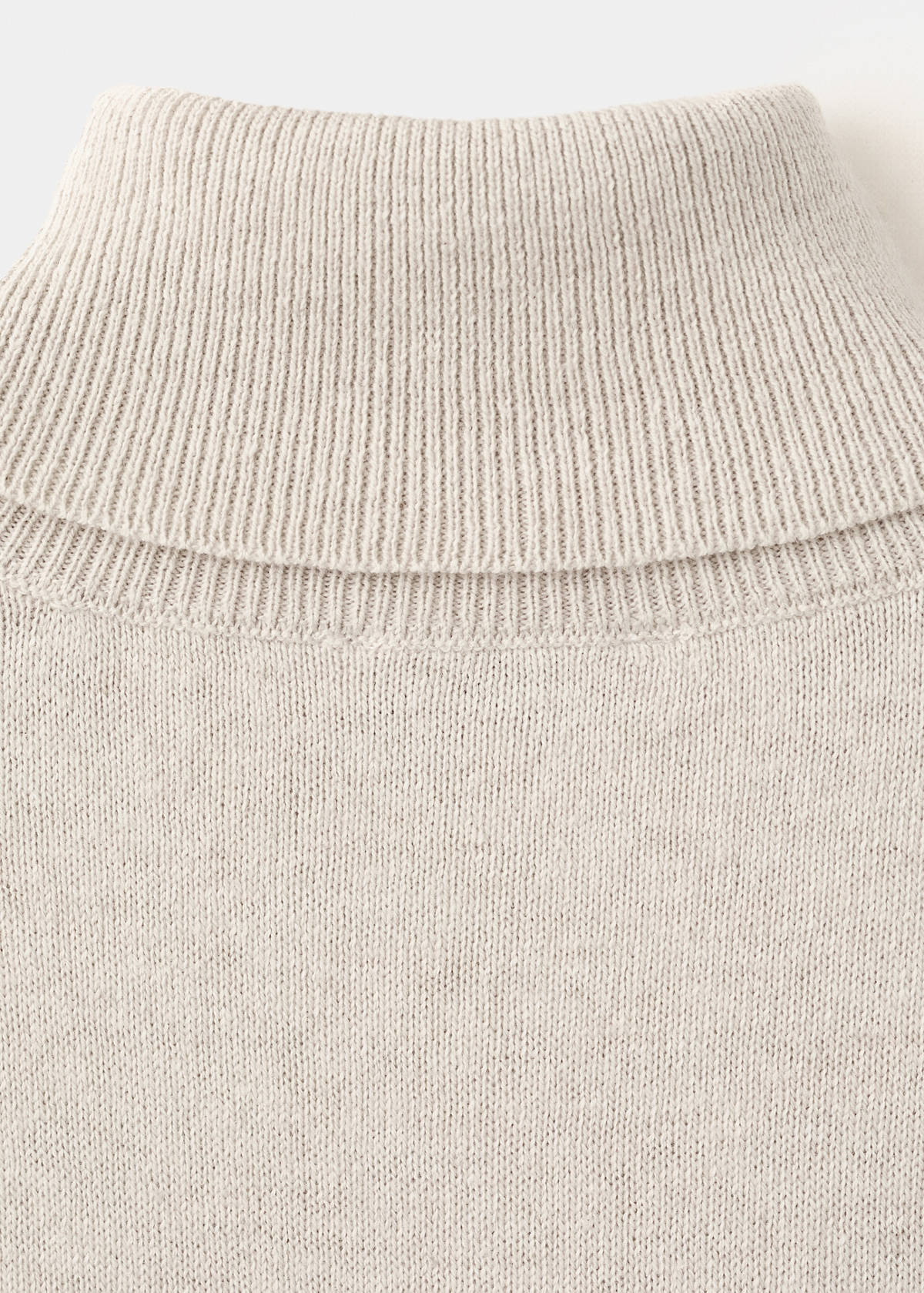 Turtleneck knit sweater — Beige