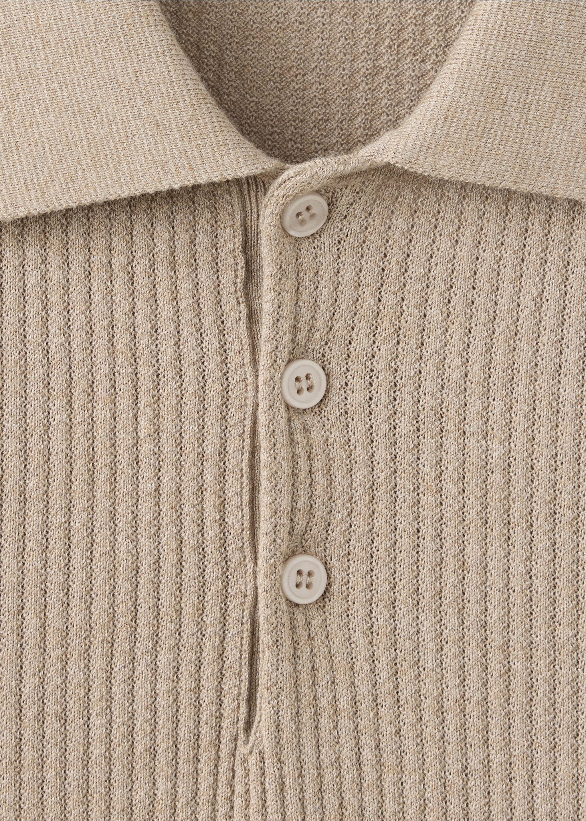 Primer plano de polo beige de punto canalé con tira de botones., Arena. Ref: 37097770-00.