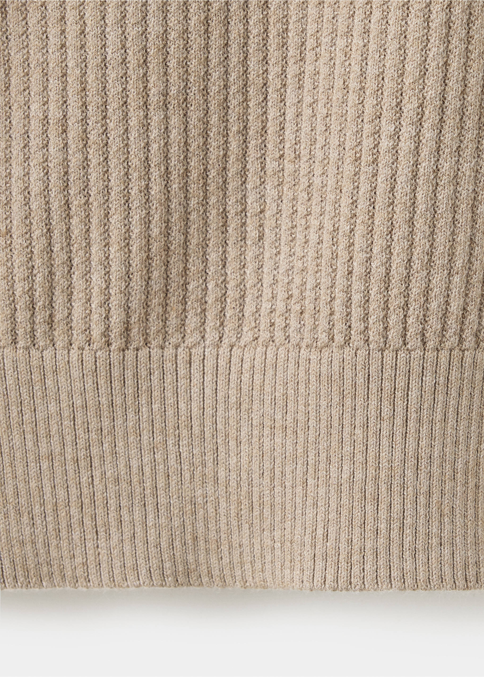 Primer plano de la textura de punto canalé en beige y el dobladillo de un polo de hombre., Arena. Ref: 37097770-00.