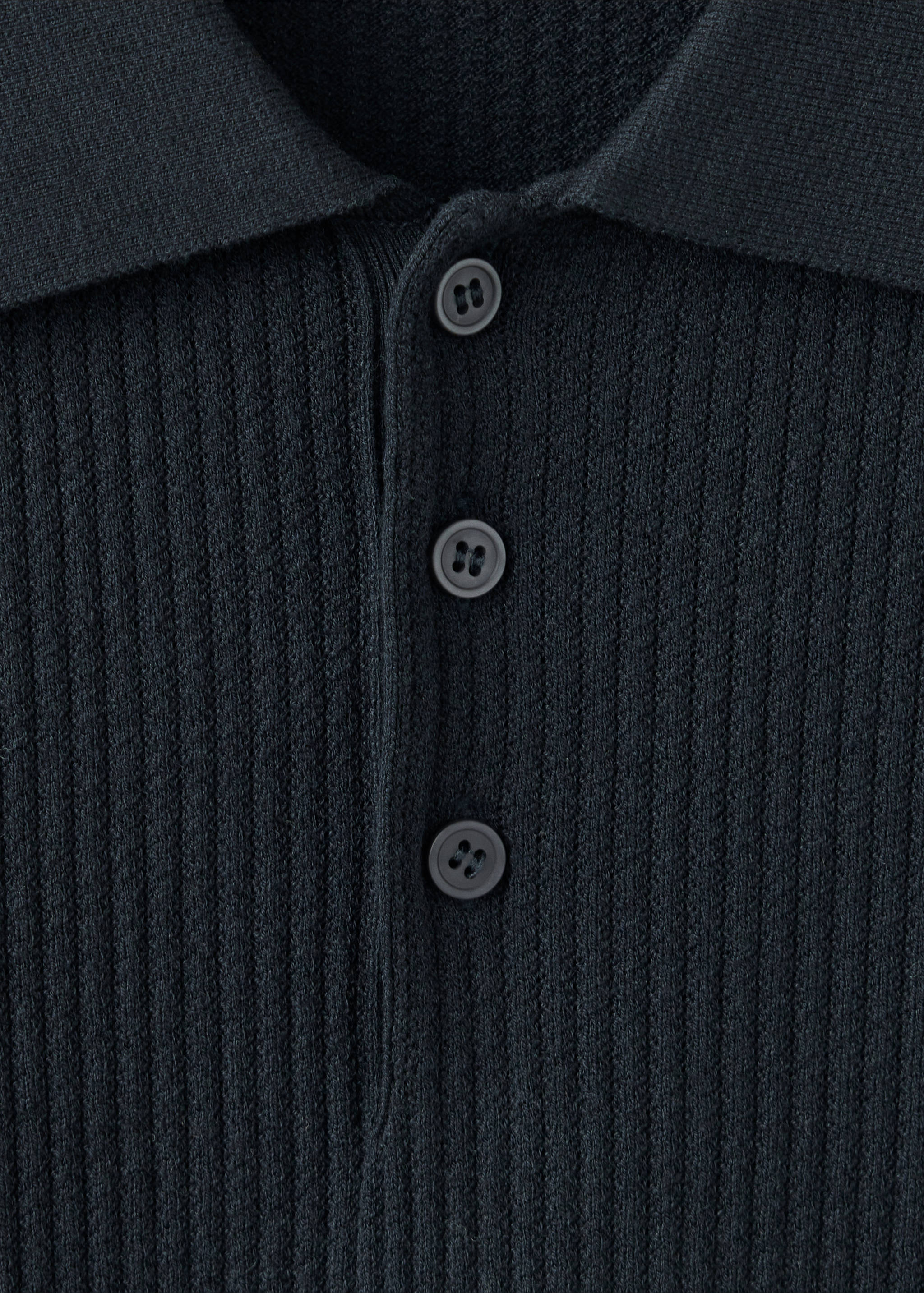 Primer plano de polo de punto canalé en gris oscuro con tira de botones., Azul noche. Ref: 37097770-00.