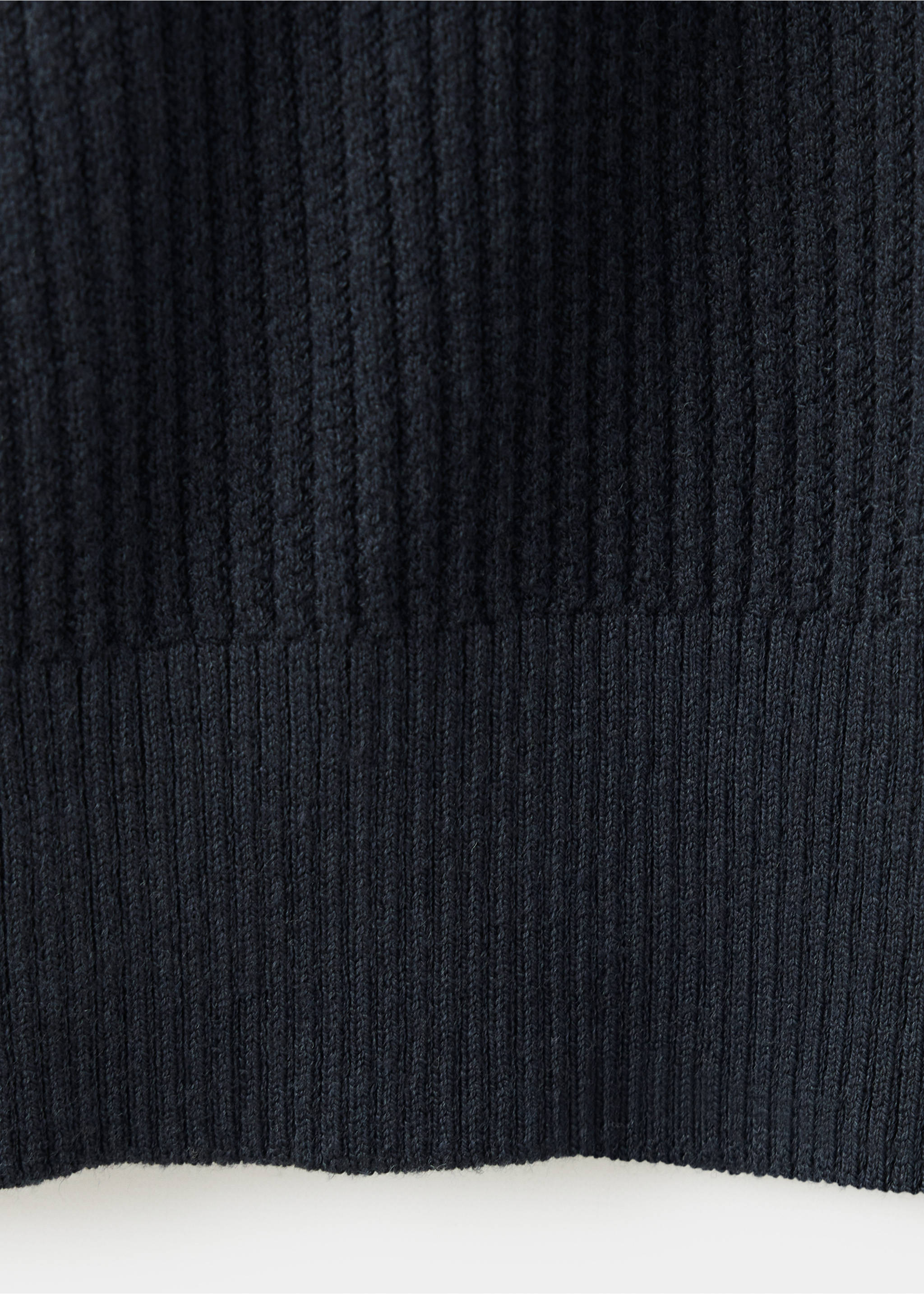 Primer plano del tejido de punto acanalado de color azul oscuro y el dobladillo de una camisa polo., Azul noche. Ref: 37097770-00.
