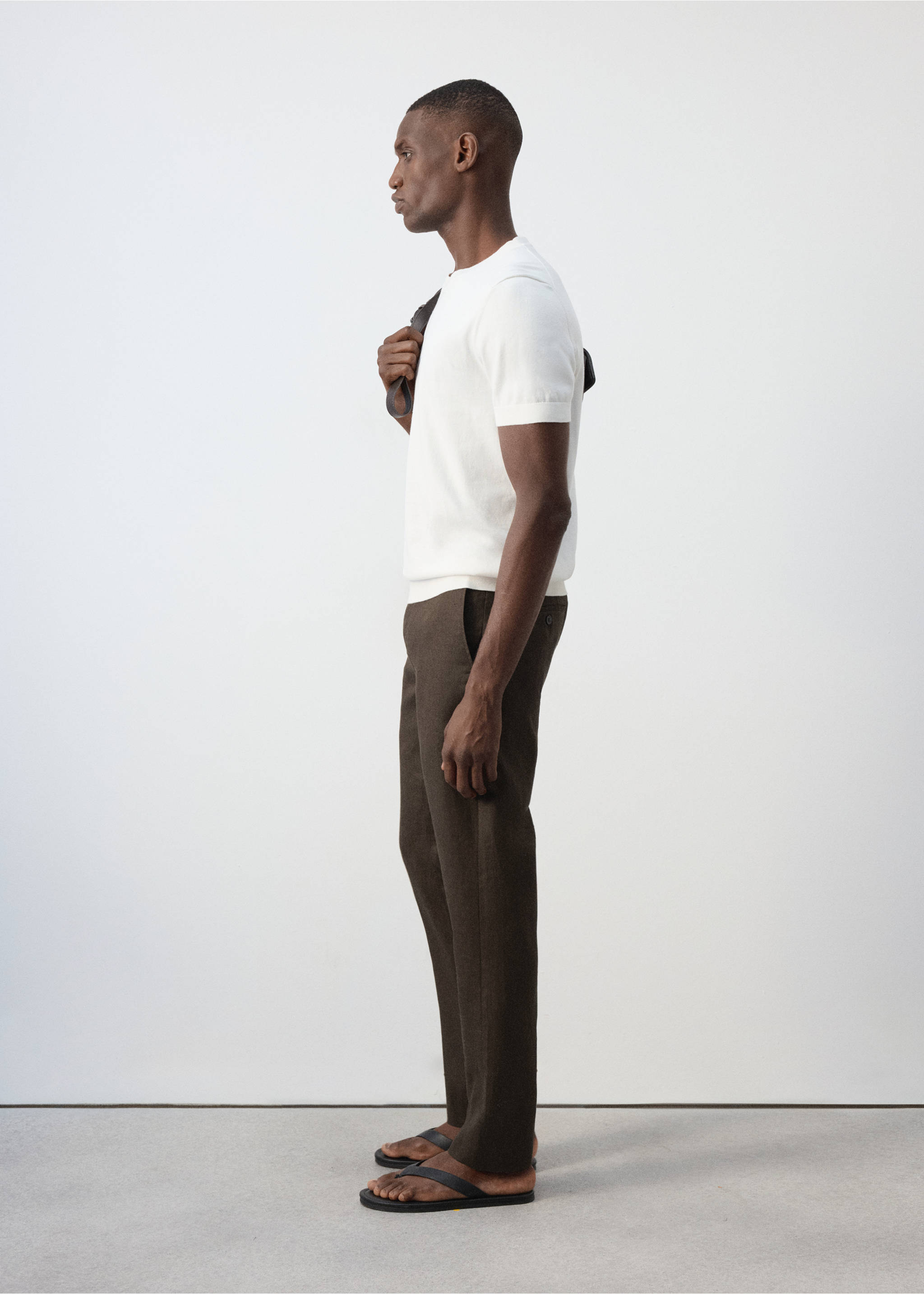 Slim-fit 100% linen trousers - Details of the article 2, Chocolate. Ref: 37097771-00.