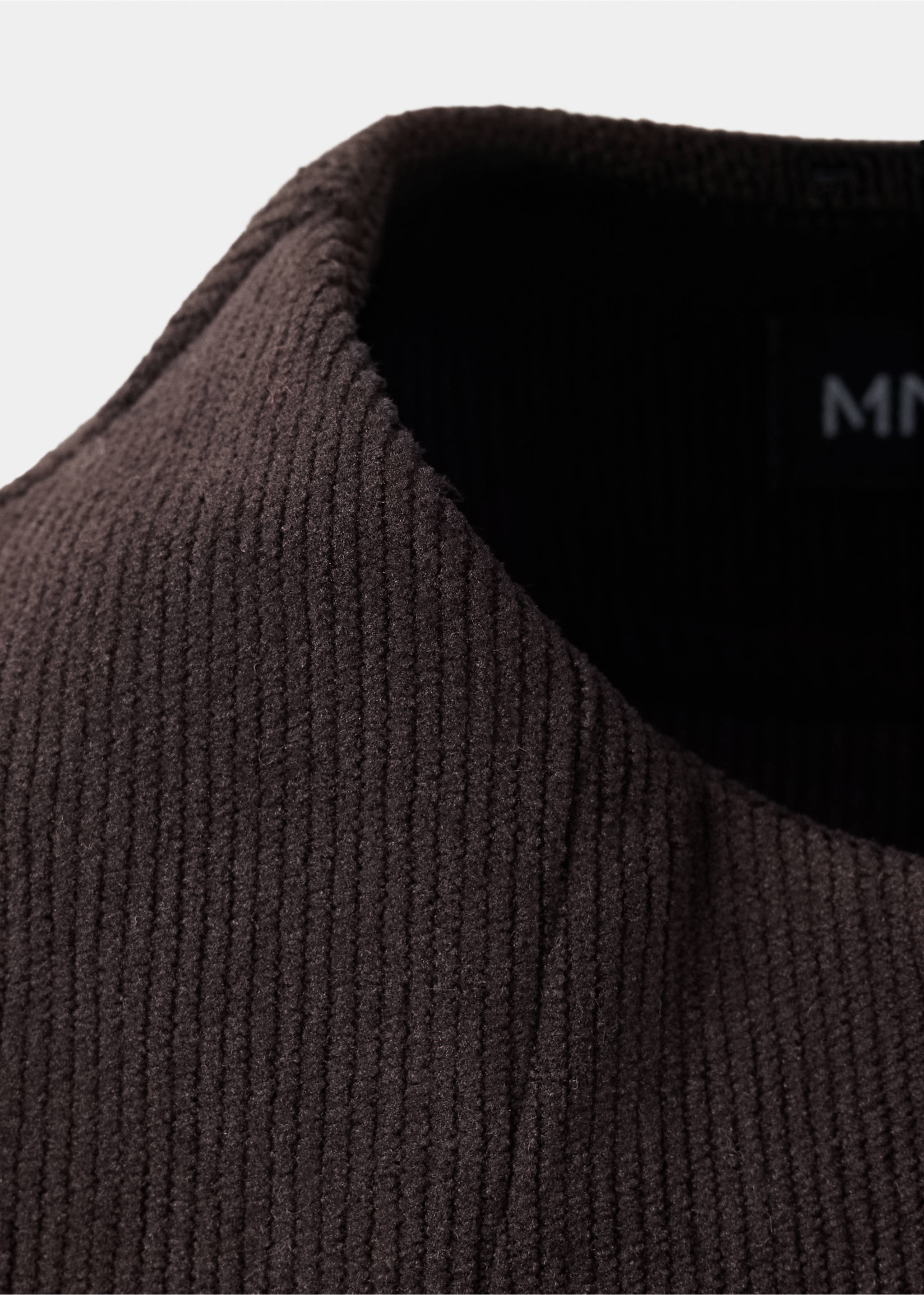 Tailored waistcoat with hook-and-eye fastening - Details of the article 8, Chocolate. Ref: 37097777-00.