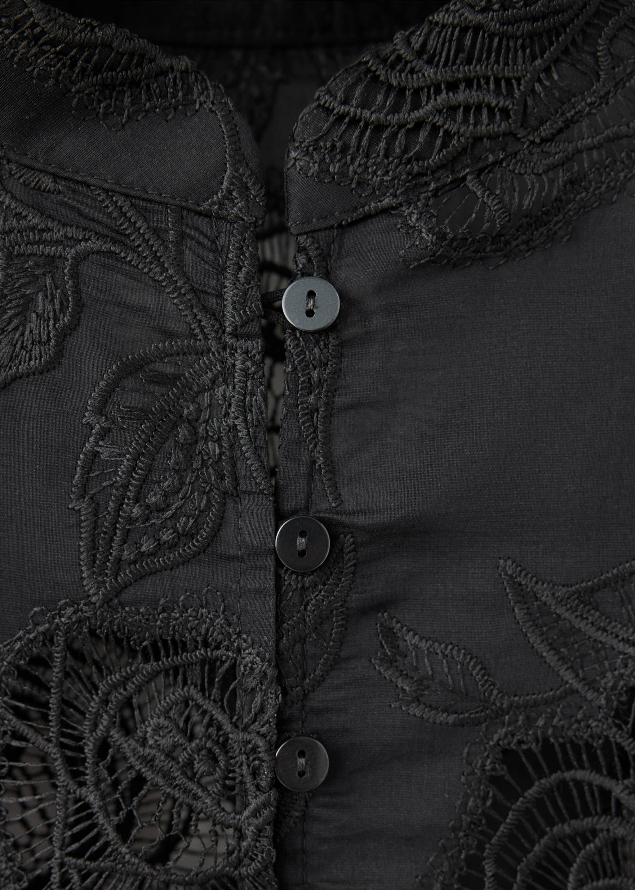 Skjorta i lyocell med broderade hålmönster - Detaljer om artikeln 0, Svart. Ref: 37097779-00.