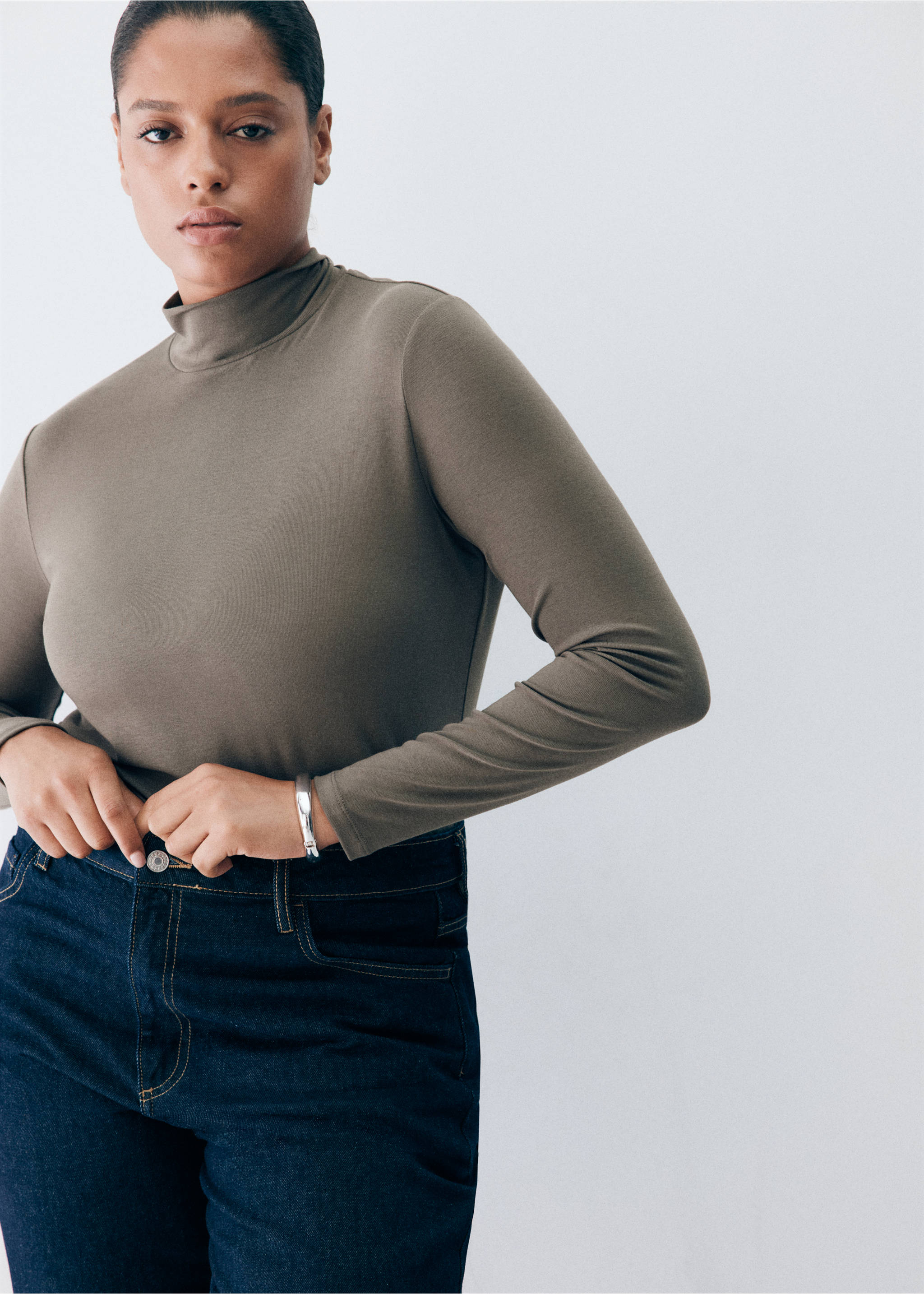 Turtleneck T-shirt - Details of the article 6, Medium Brown. Ref: 37097782-00.