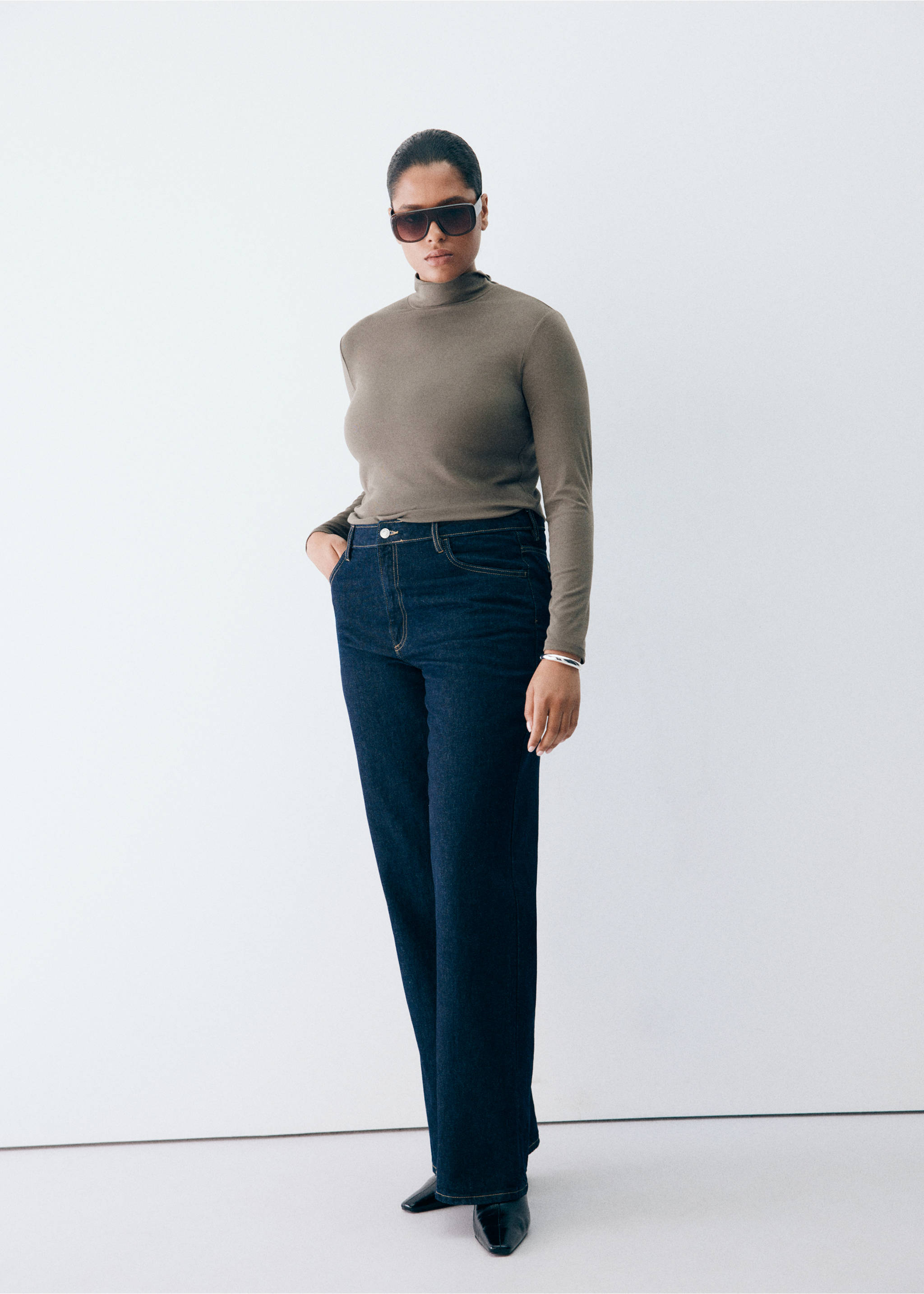Turtleneck T-shirt - Details of the article 5, Medium Brown. Ref: 37097782-00.