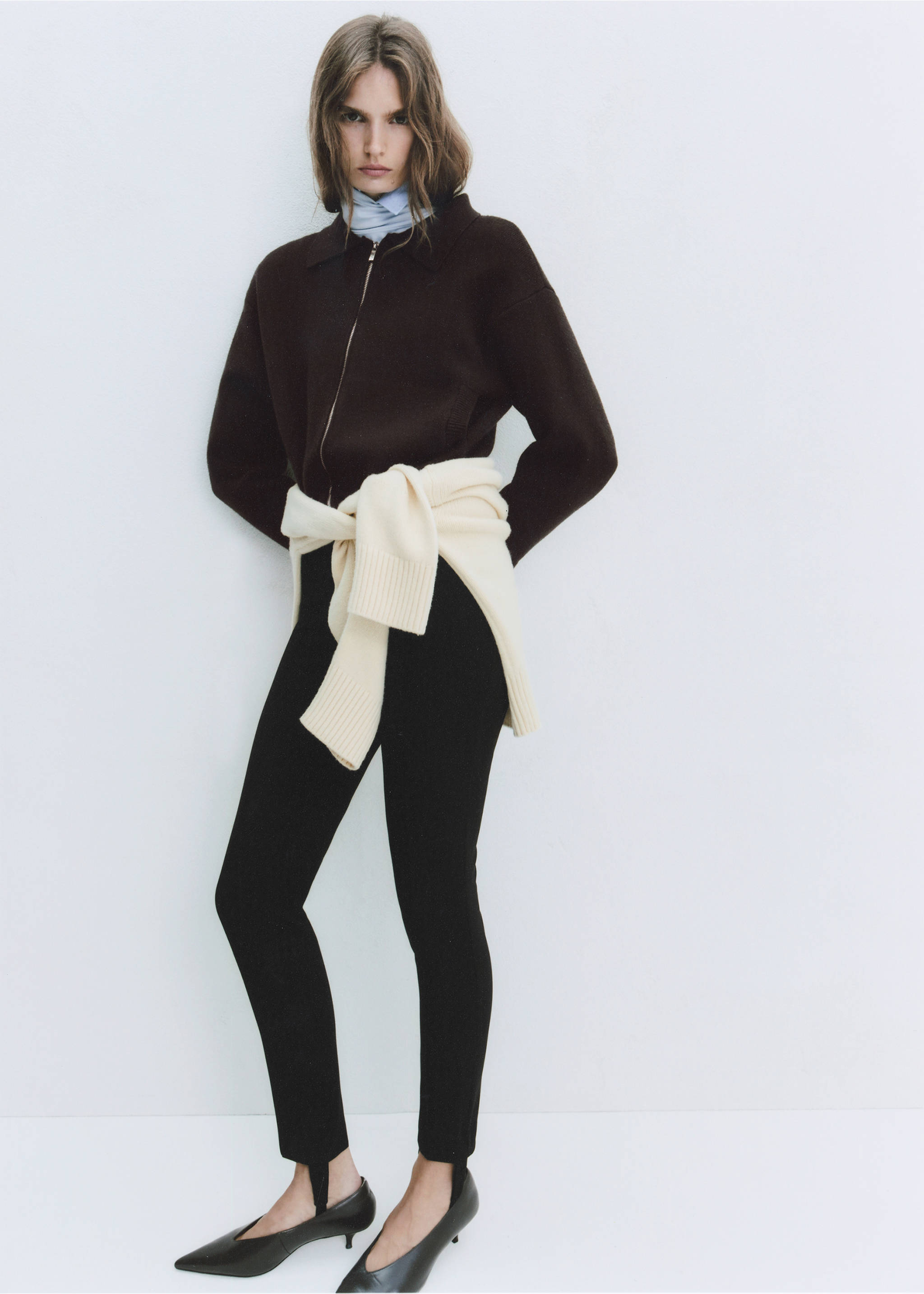 Chaqueta marrón oscura con cremallera y cuello camisero, combinada con pantalones estribo negros y jersey crema atado a la cintura., Chocolate. Ref: 37097791-00.